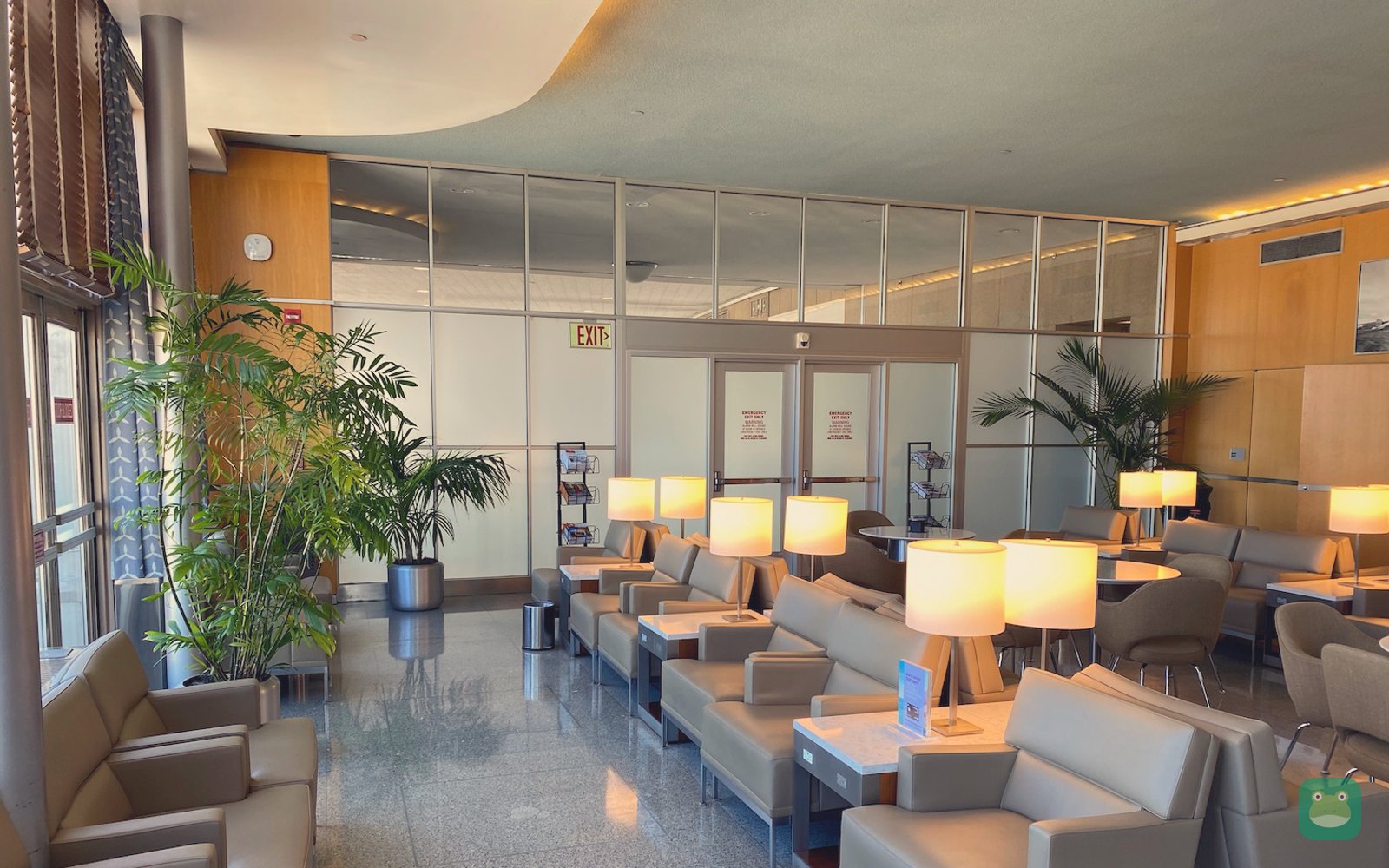 United Club (B11), DCA Terminal 2 — lounge seating