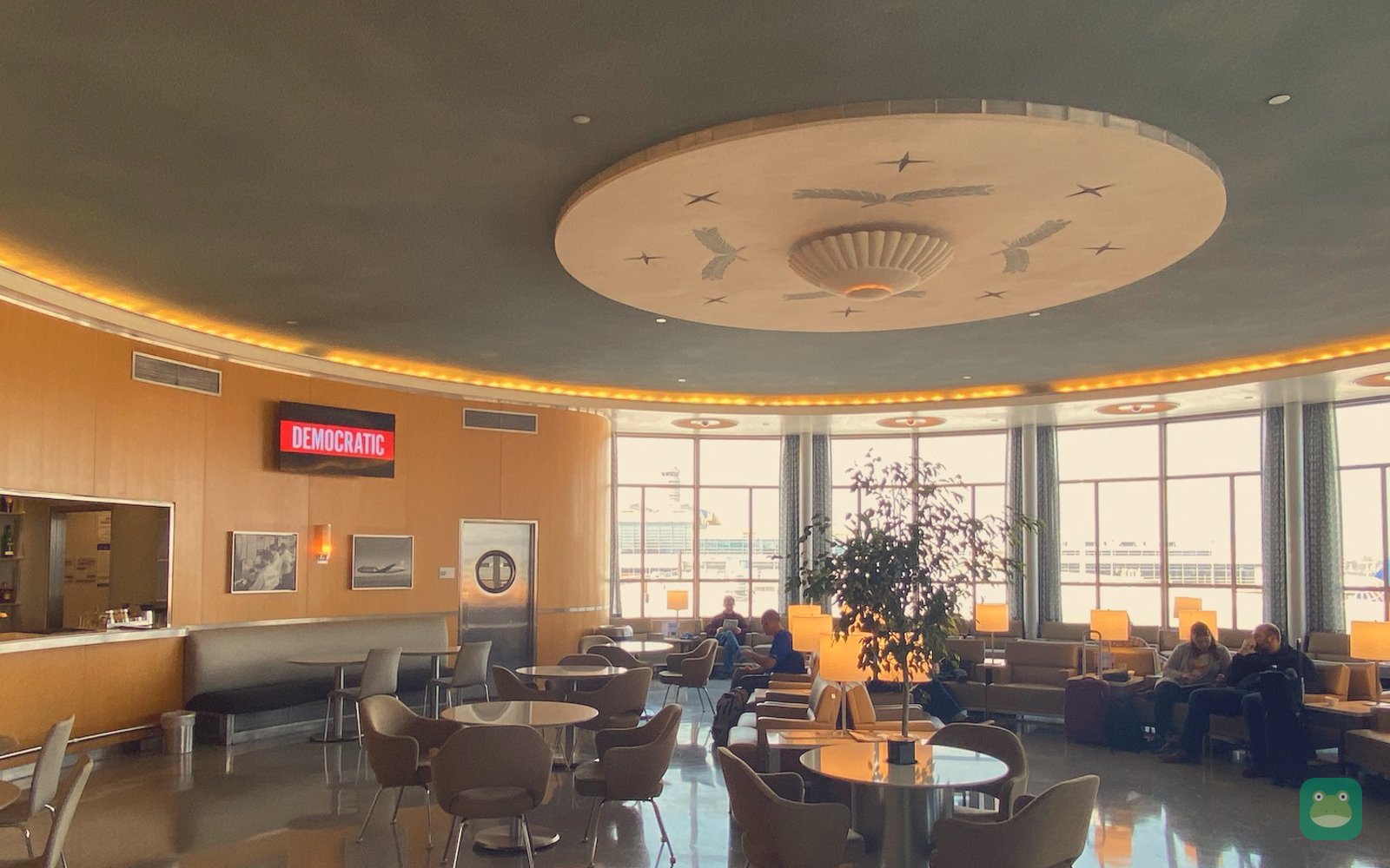 United Club (B11), DCA Terminal 2 — dining tables
