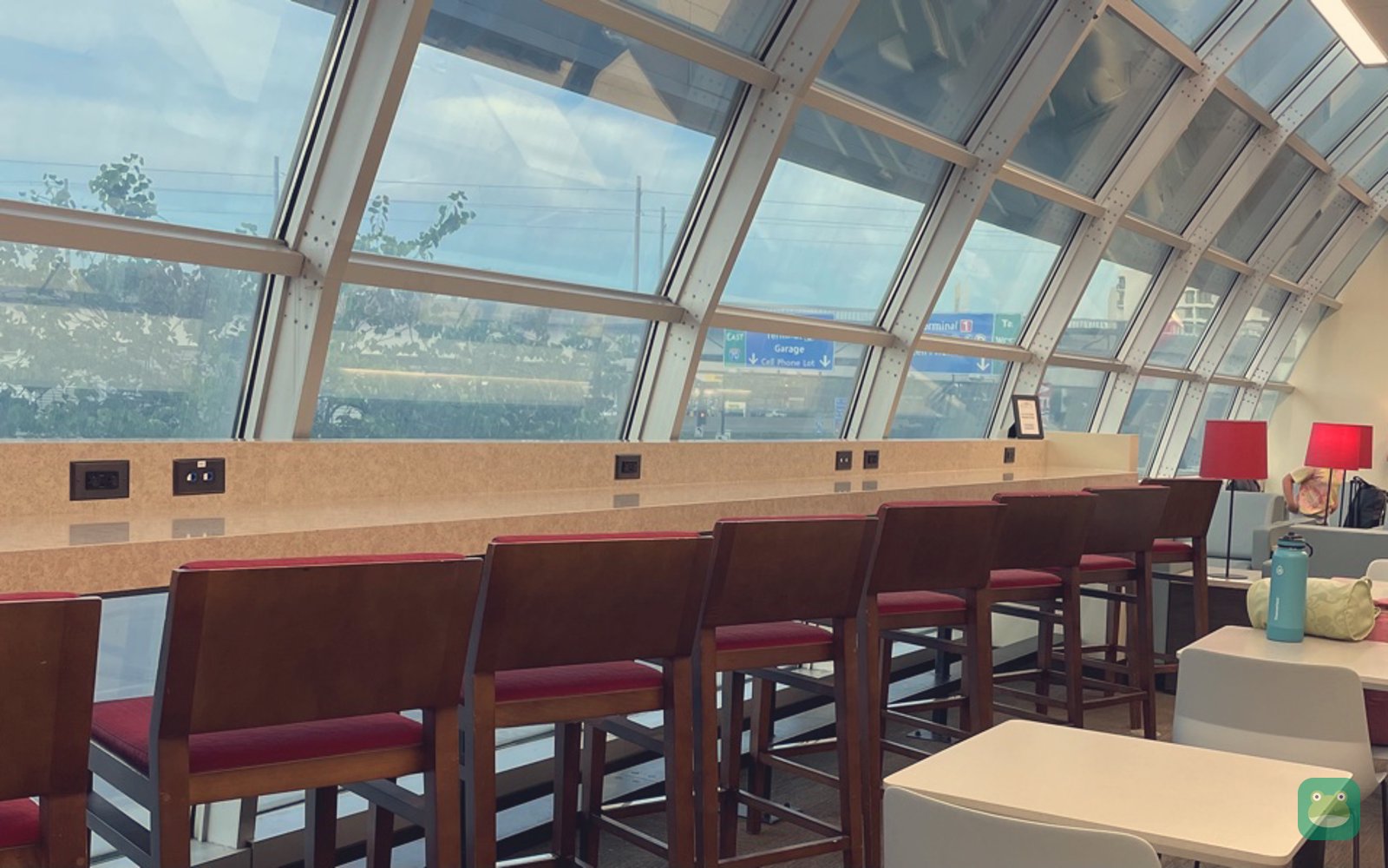 Wingtips Lounge, STL Terminal 2 — window seating