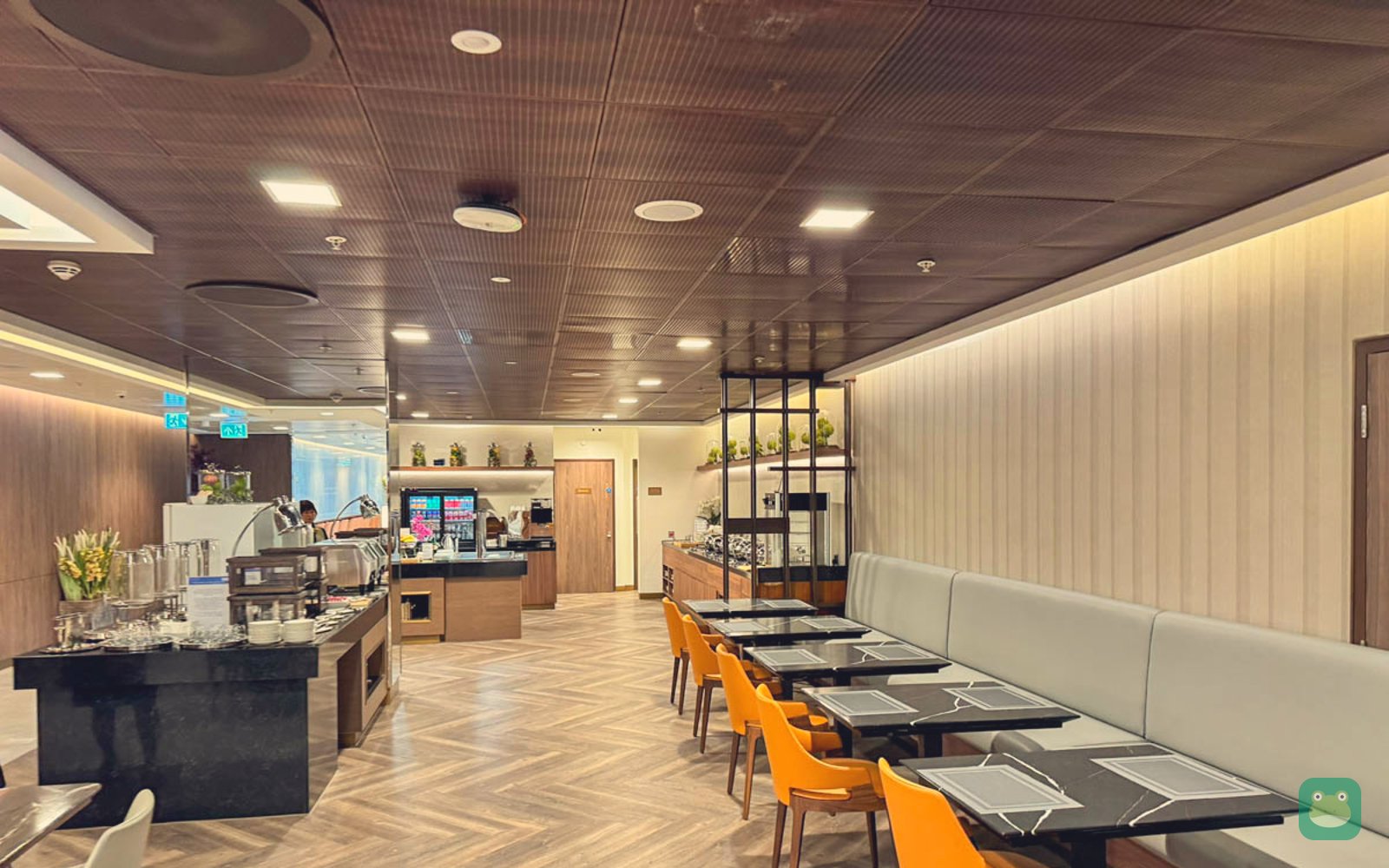 Buffet and dining area, Singapore Airlines SilverKris Lounge, Heathrow Terminal 2