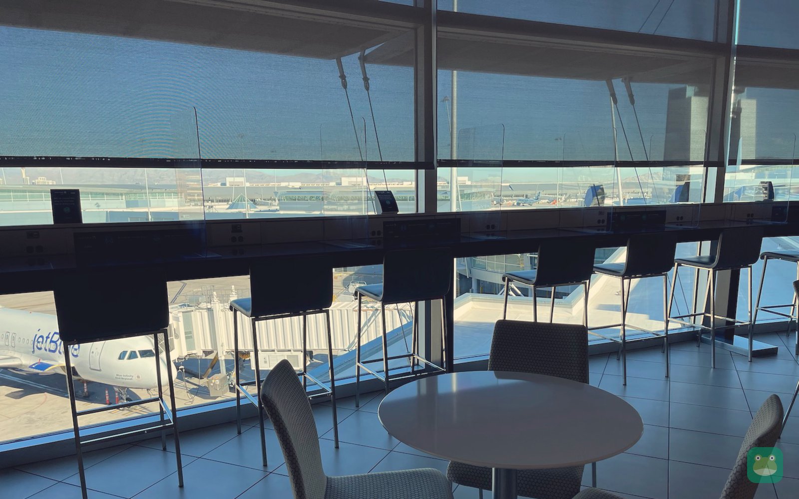 United Club, LAS Concourse D — seating with window views
