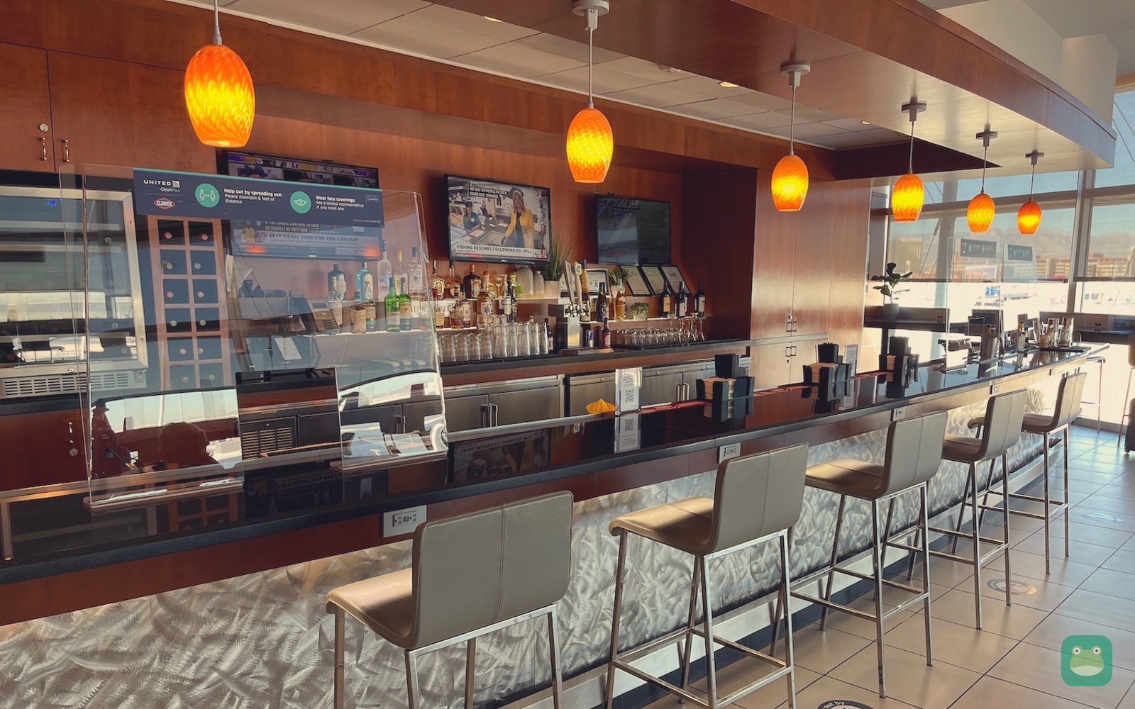 United Club, LAS Concourse D — bar counter