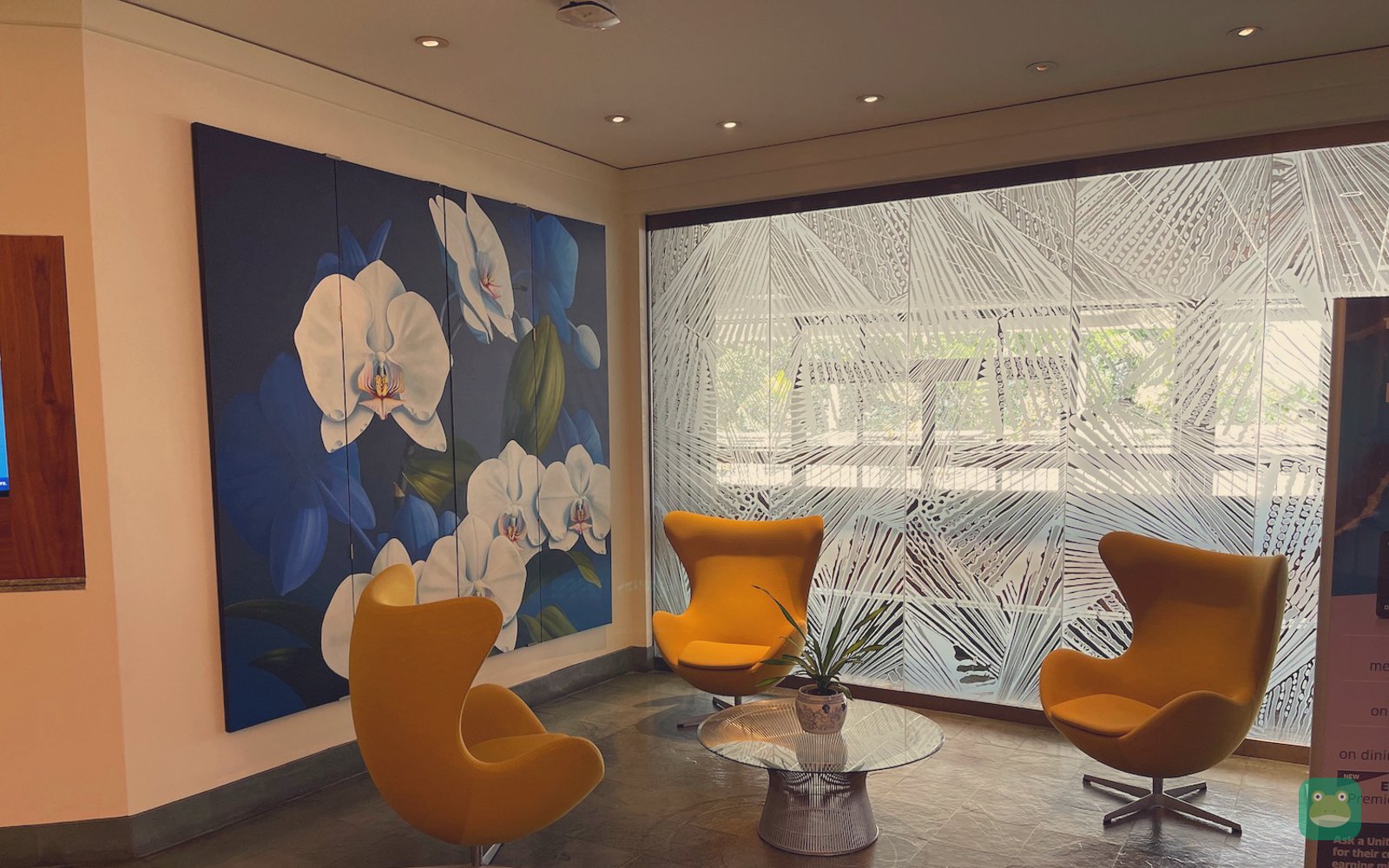 United Club, HNL Terminal 2 — seating area with artwork