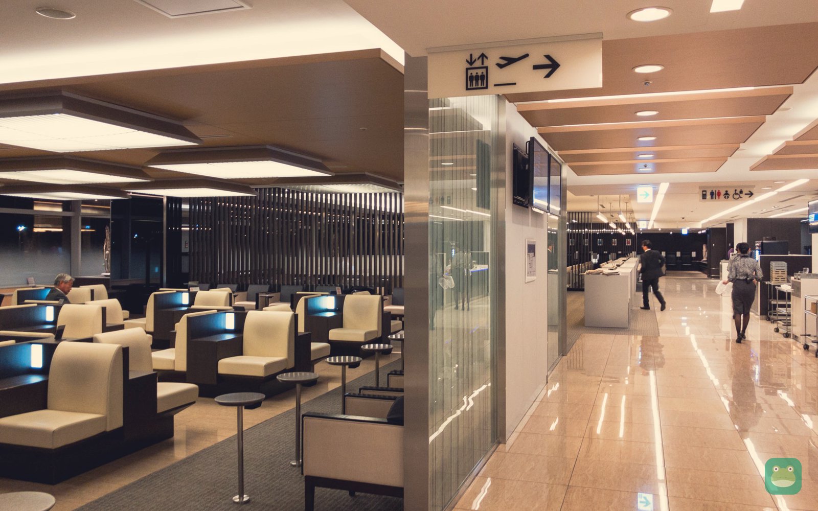 ANA Lounge (North), HND Terminal 2 domestic — lounge overview