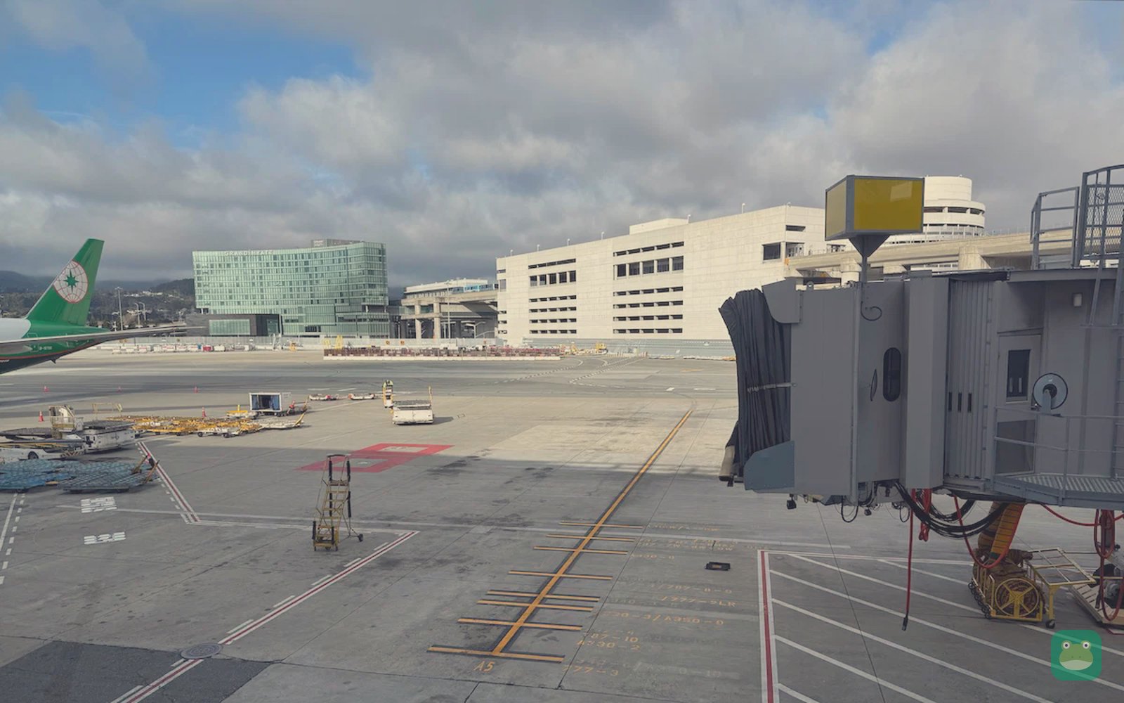 British Airways Terraces Lounge, SFO International Terminal A — apron view