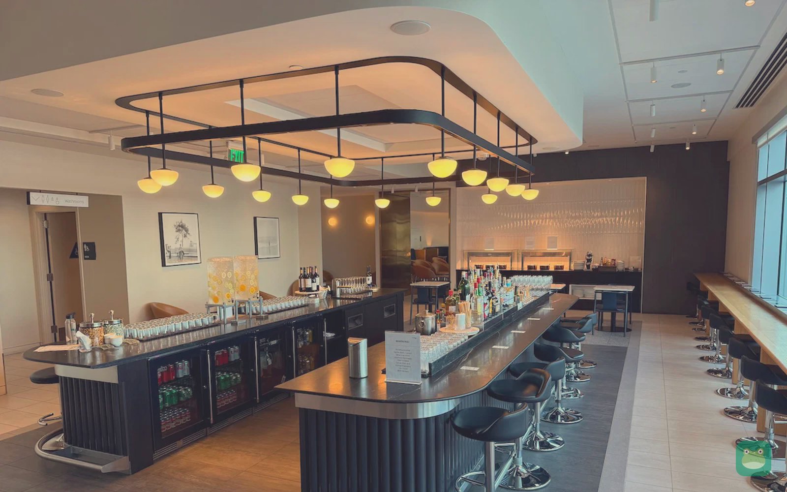 British Airways Terraces Lounge, SFO International Terminal A — bar and dining tables