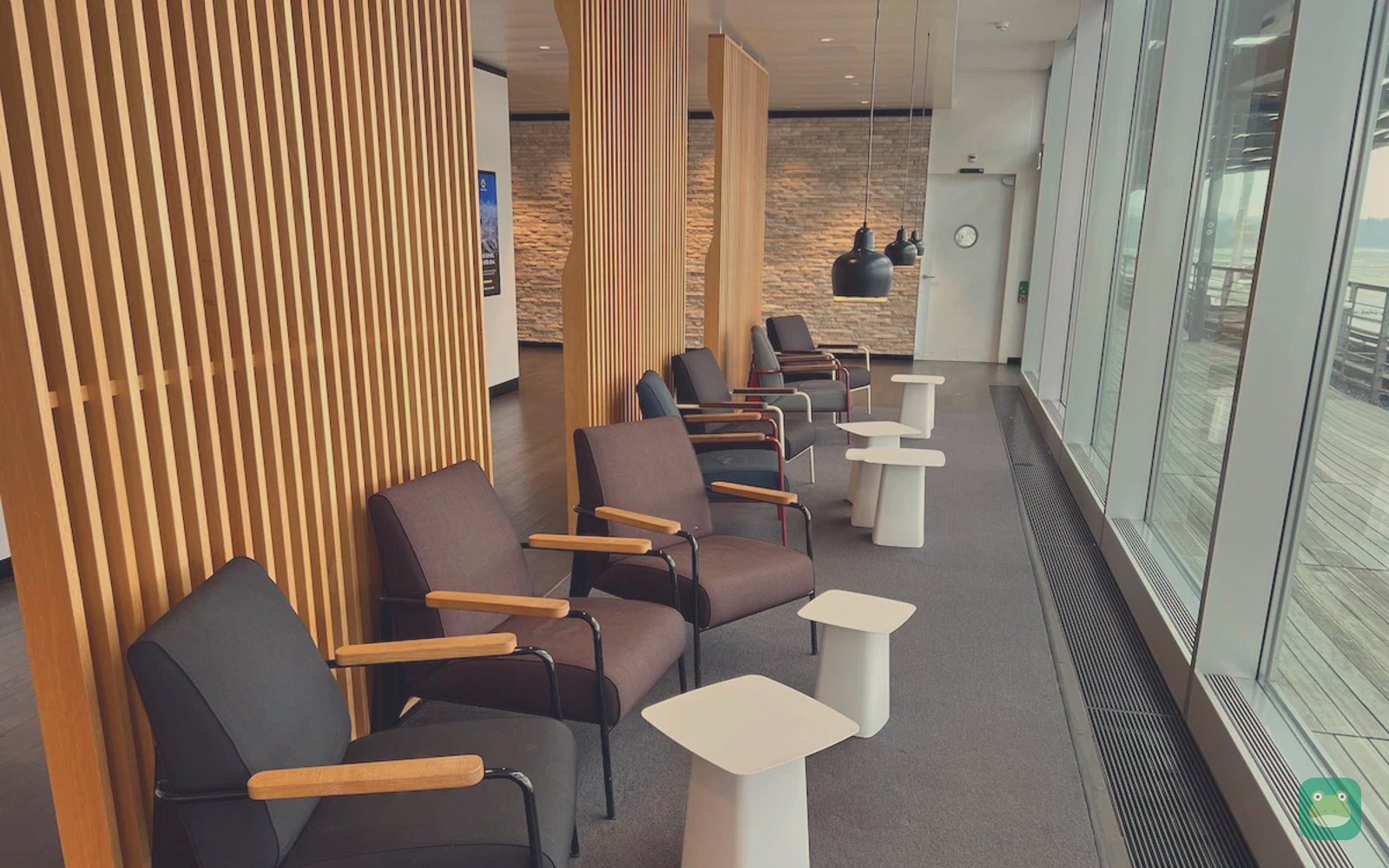 Seating with apron views, SWISS Business Lounge, Zurich Dock E