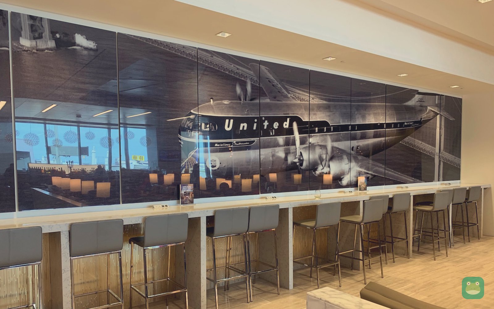 United Club (E), SFO Terminal 3 — bar