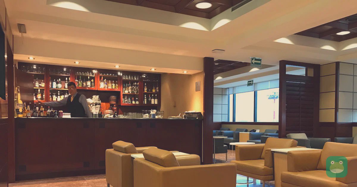 American Airlines Admirals Club, MEX Terminal 1 — staffed bar