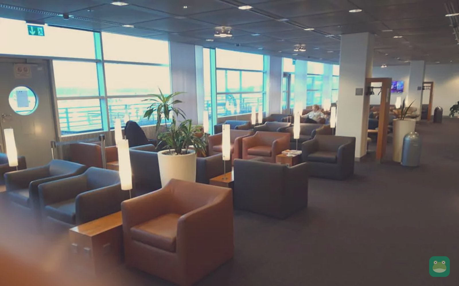 Lufthansa Senator Lounge Hamburg seating (2022)
