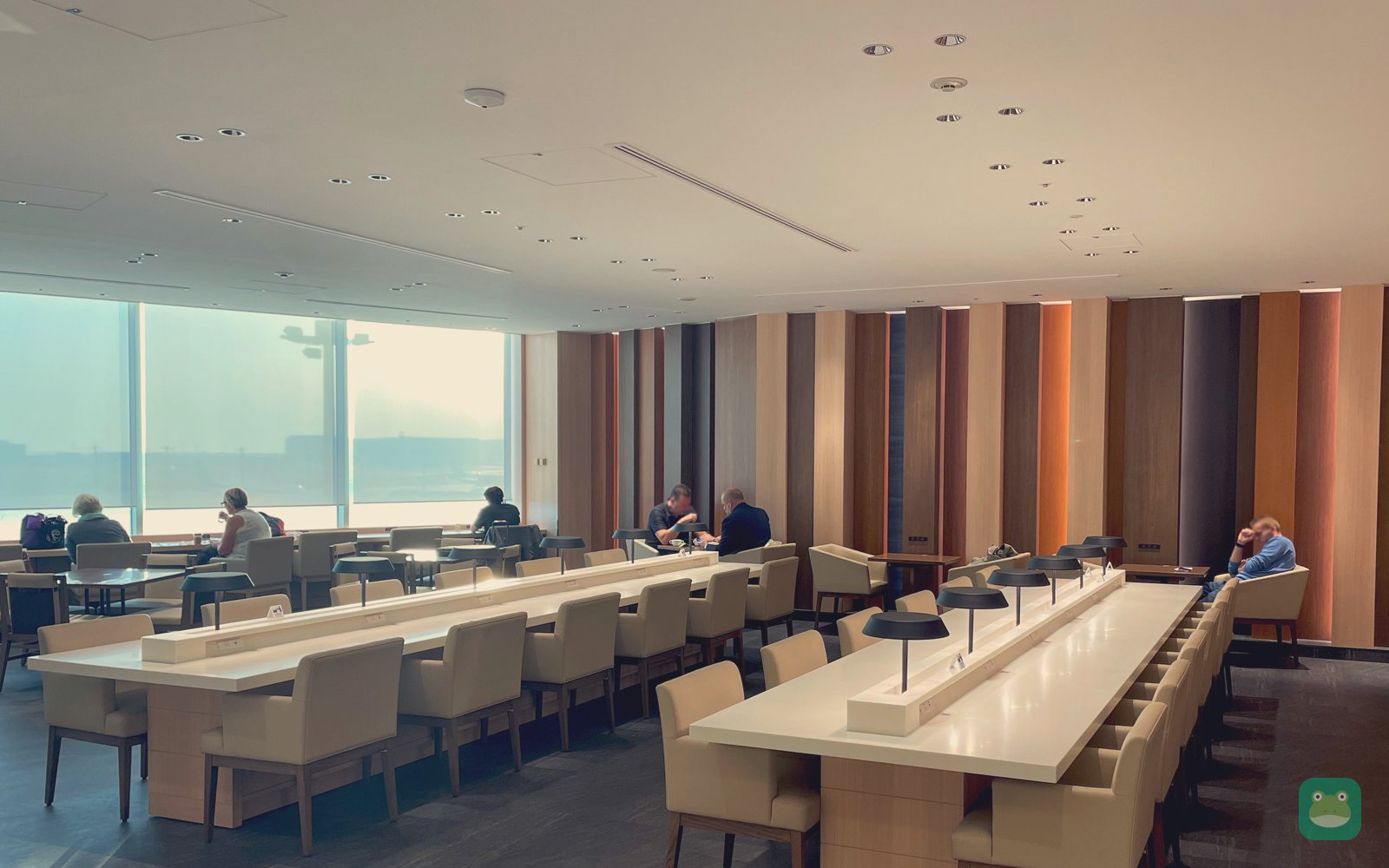 JAL Sakura Lounge, HND Terminal 3 — dining area