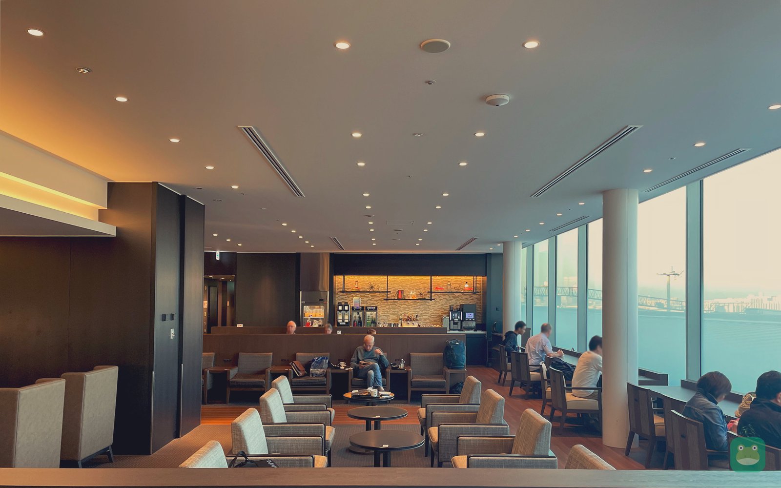 JAL Sakura Lounge, HND Terminal 3 — main seating