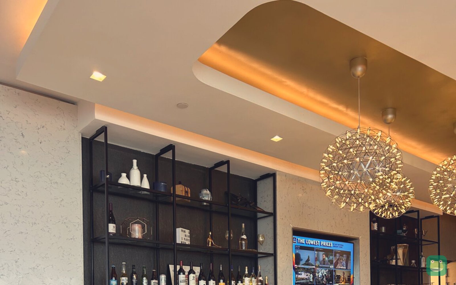 United Club, DFW Terminal E — bar