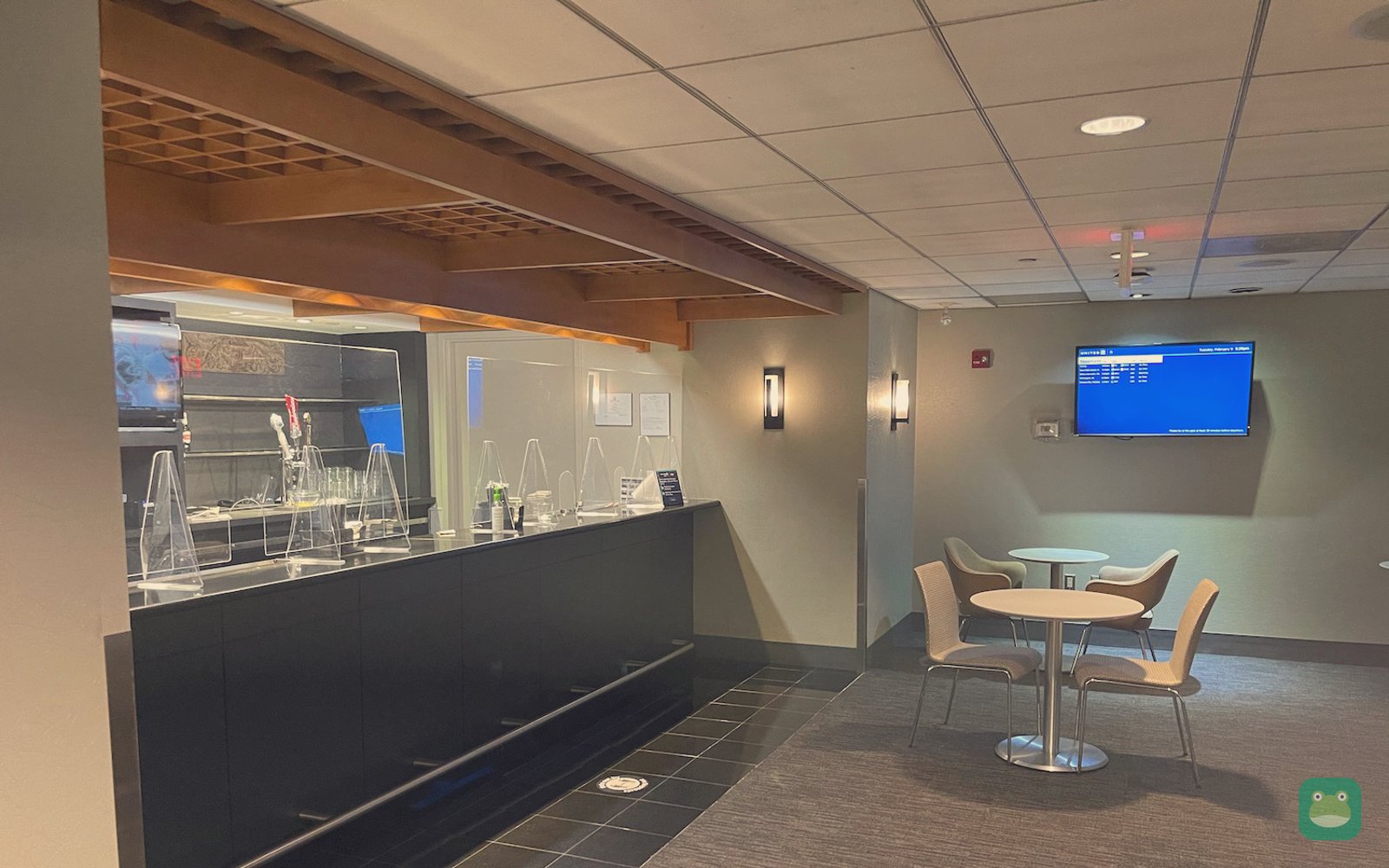United Club (D), IAD Concourse D — bar area
