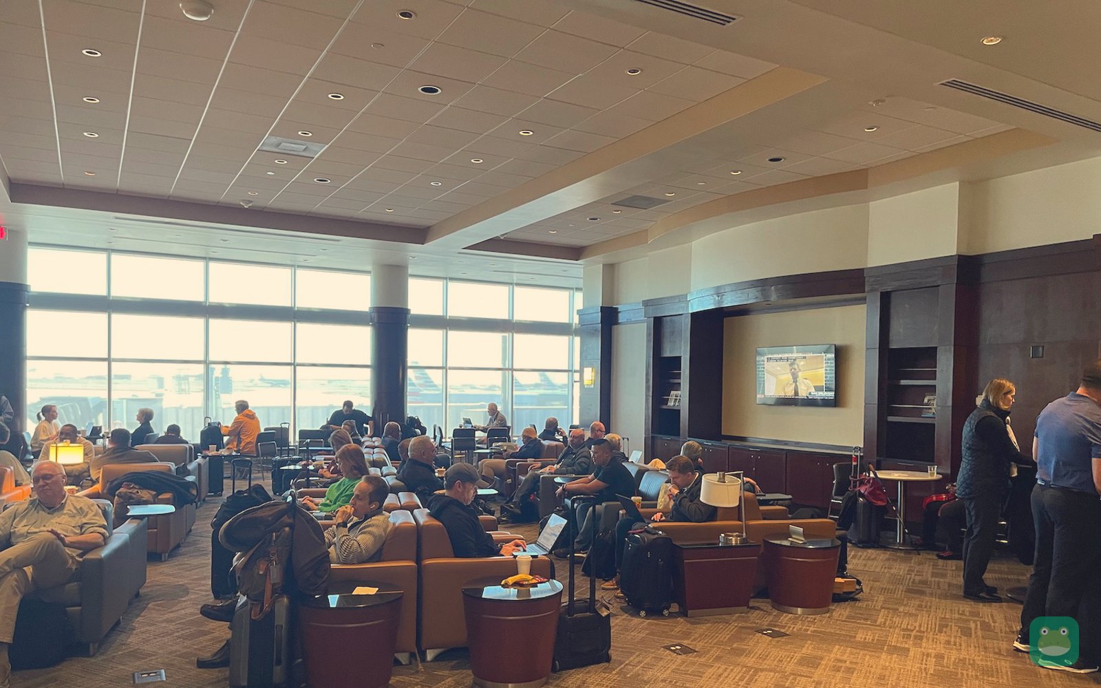 American Airlines Admirals Club (C/D connector), CLT Concourse C — seating with tables