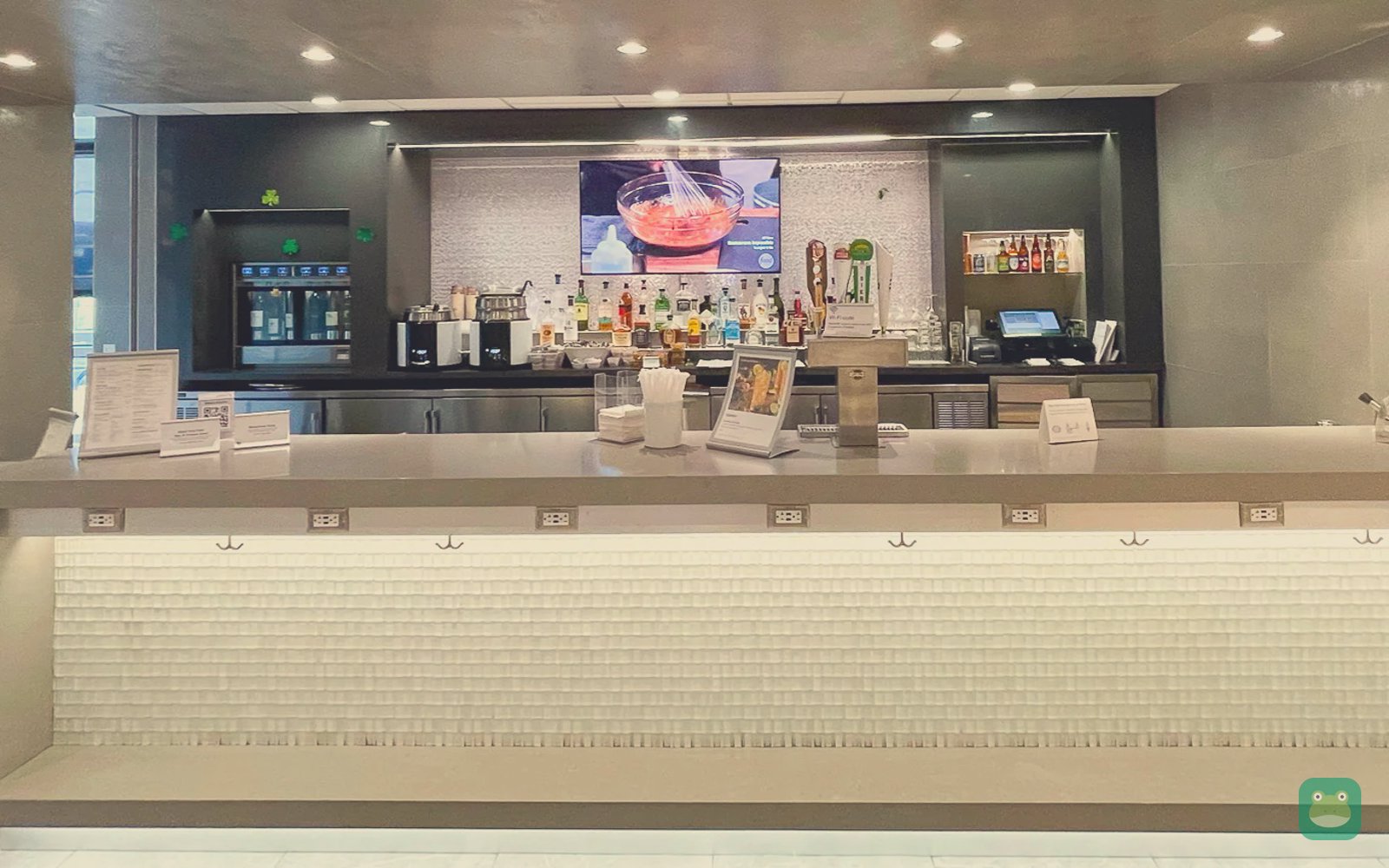 American Airlines Admirals Club, MCO Terminal B — bar