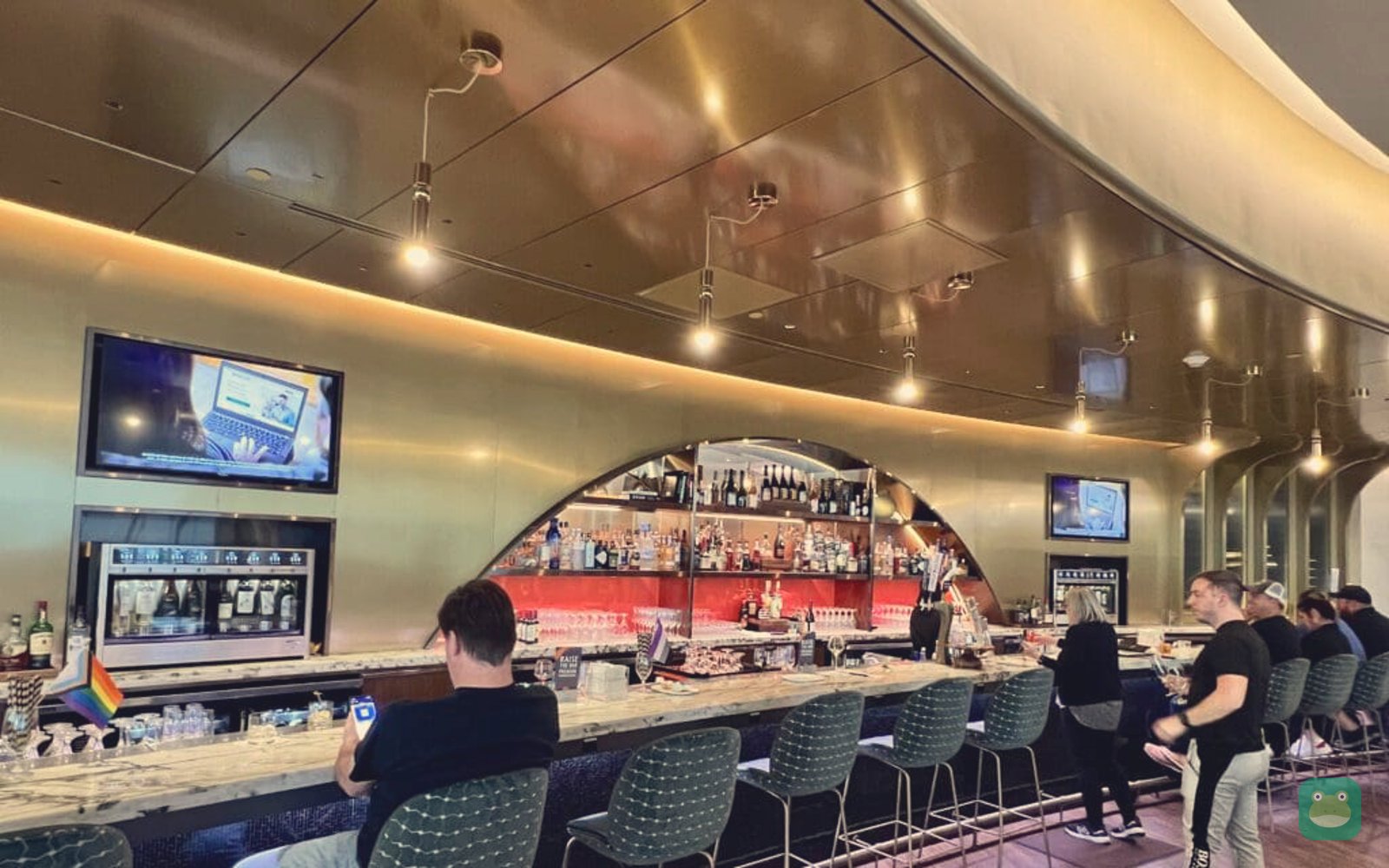 Delta Sky Club (Concourse G), MSP Terminal 1 — indoor bar and seating