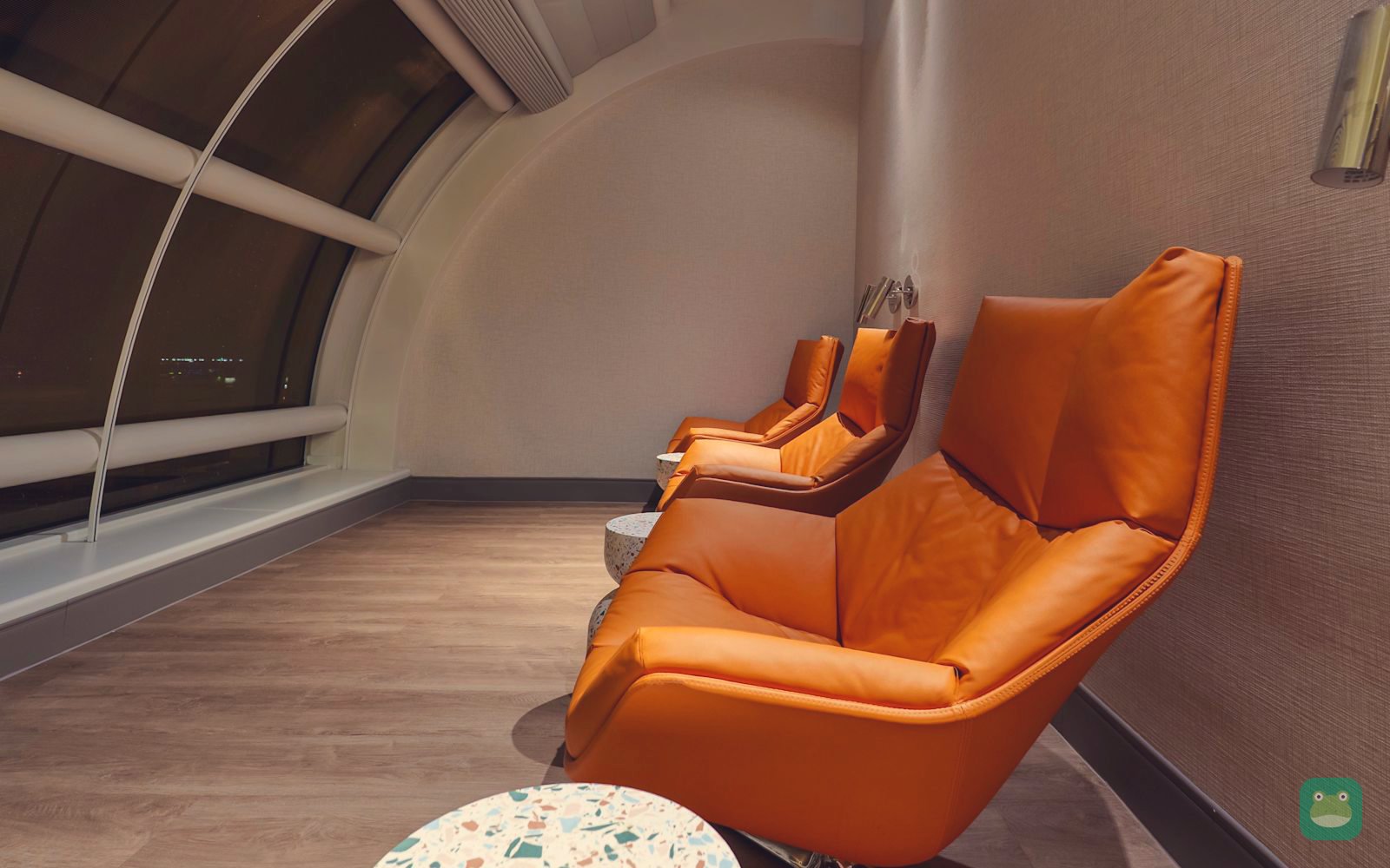 The Club MCO (Airside 4), MCO Terminal B — relaxation seating