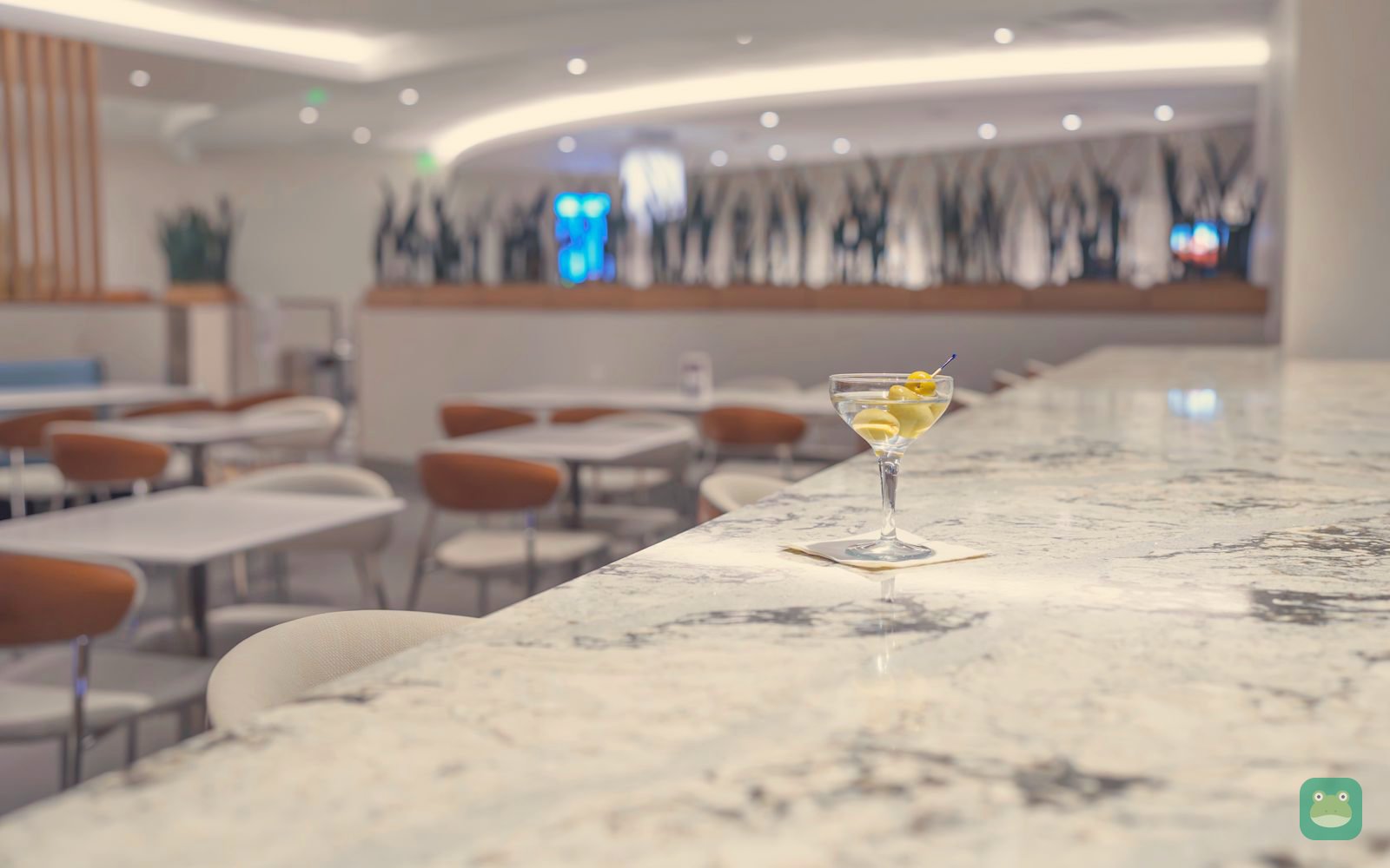 The Club MCO (Airside 4), MCO Terminal B — bar and drinks