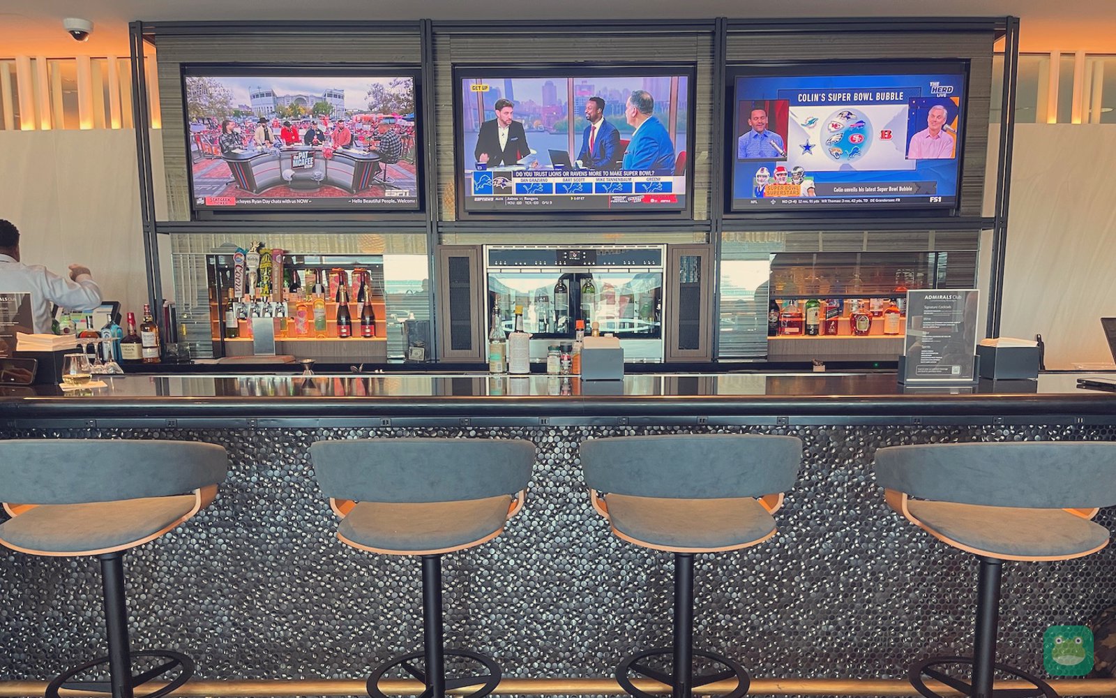 American Airlines Admirals Club, DEN Concourse C — bar