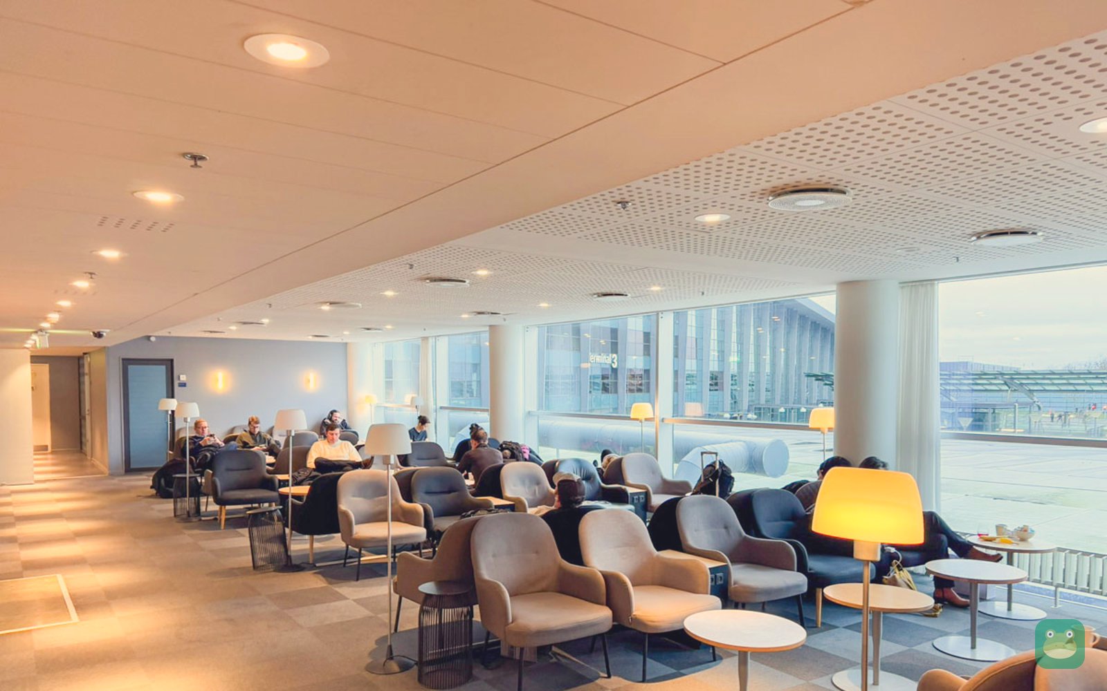 Quiet area with floor-to-ceiling windows, SAS Lounge Copenhagen