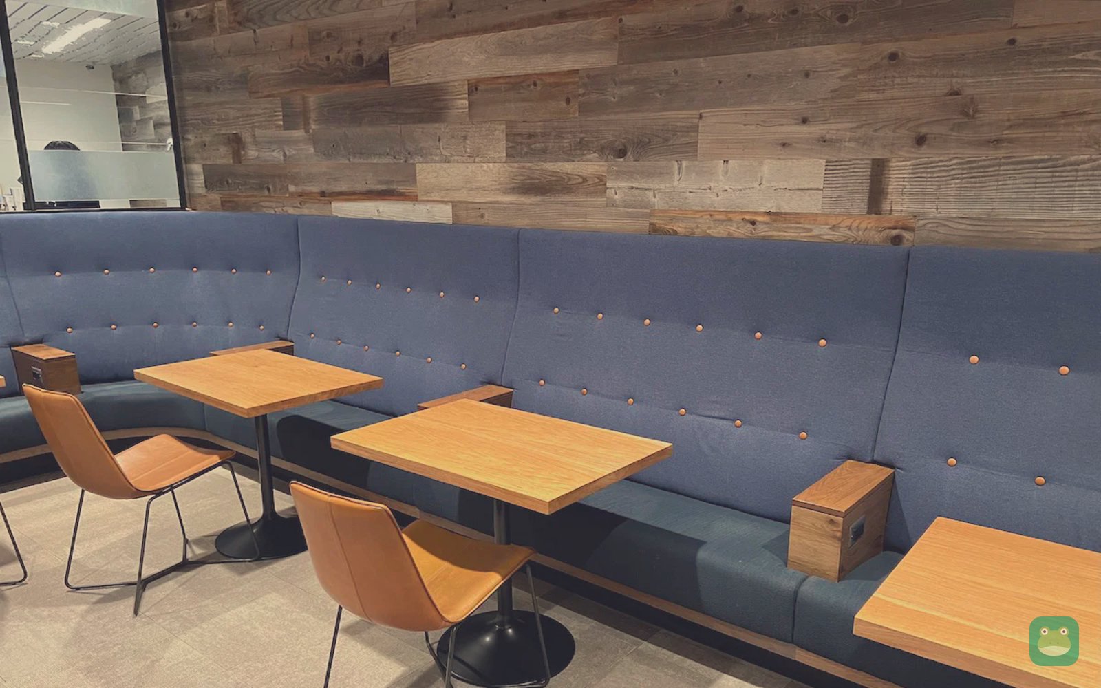 Alaska Lounge, LAX Terminal 6 — seating