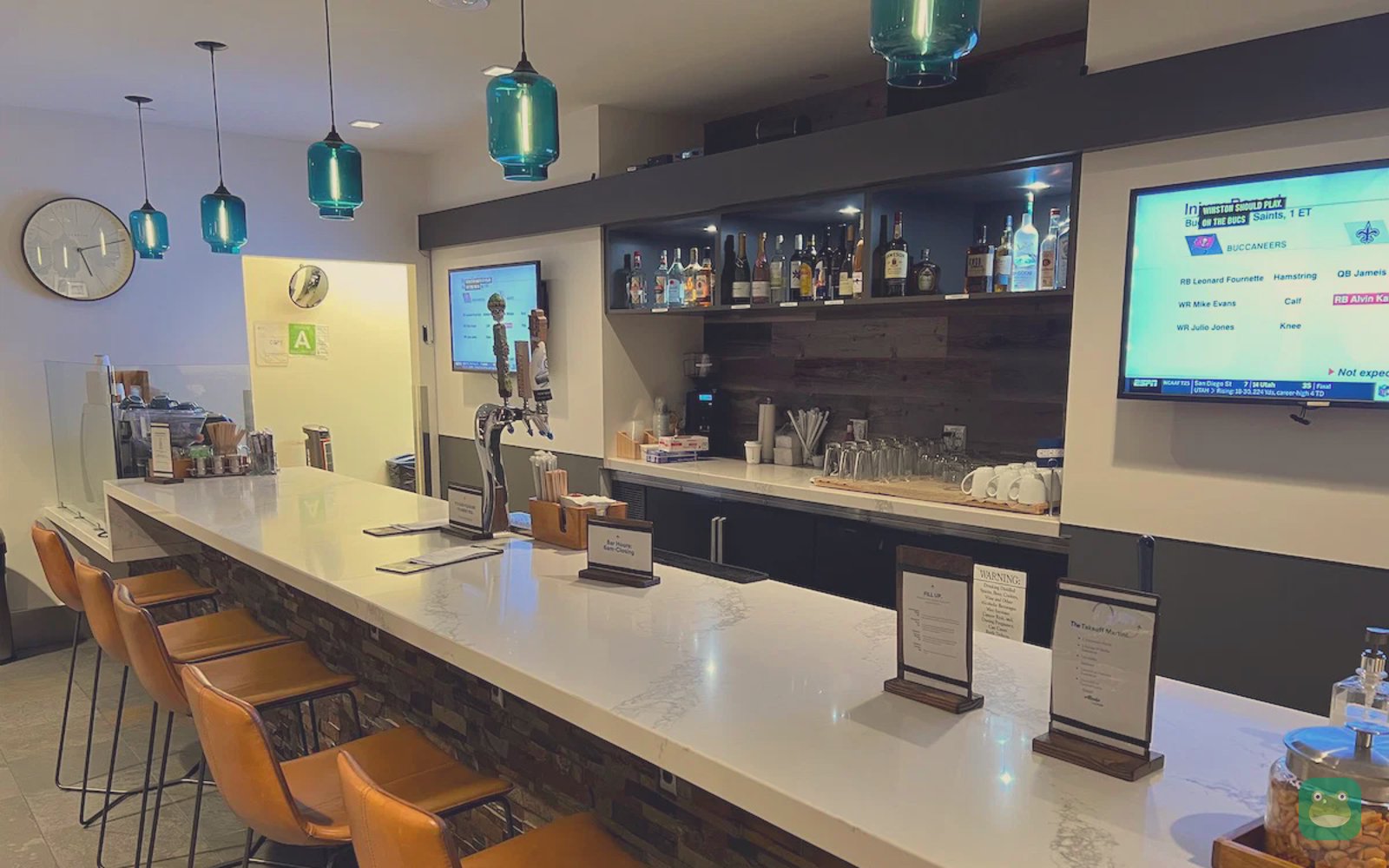 Alaska Lounge, LAX Terminal 6 — bar
