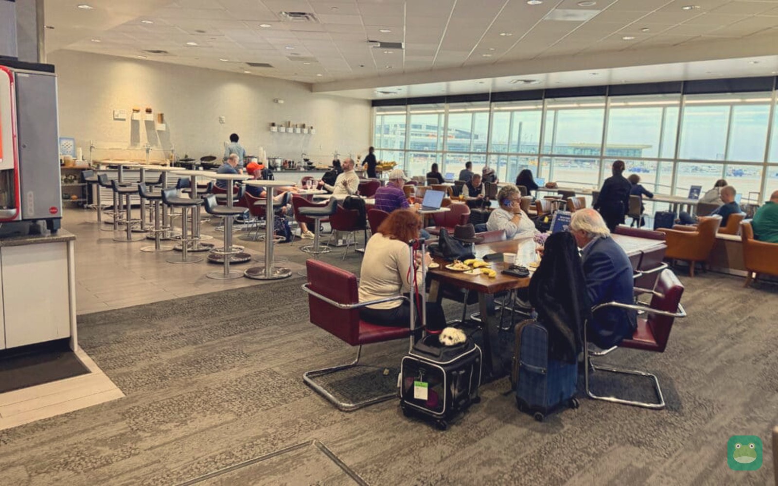 Delta Sky Club, DFW Terminal E — main room with buffet and bar