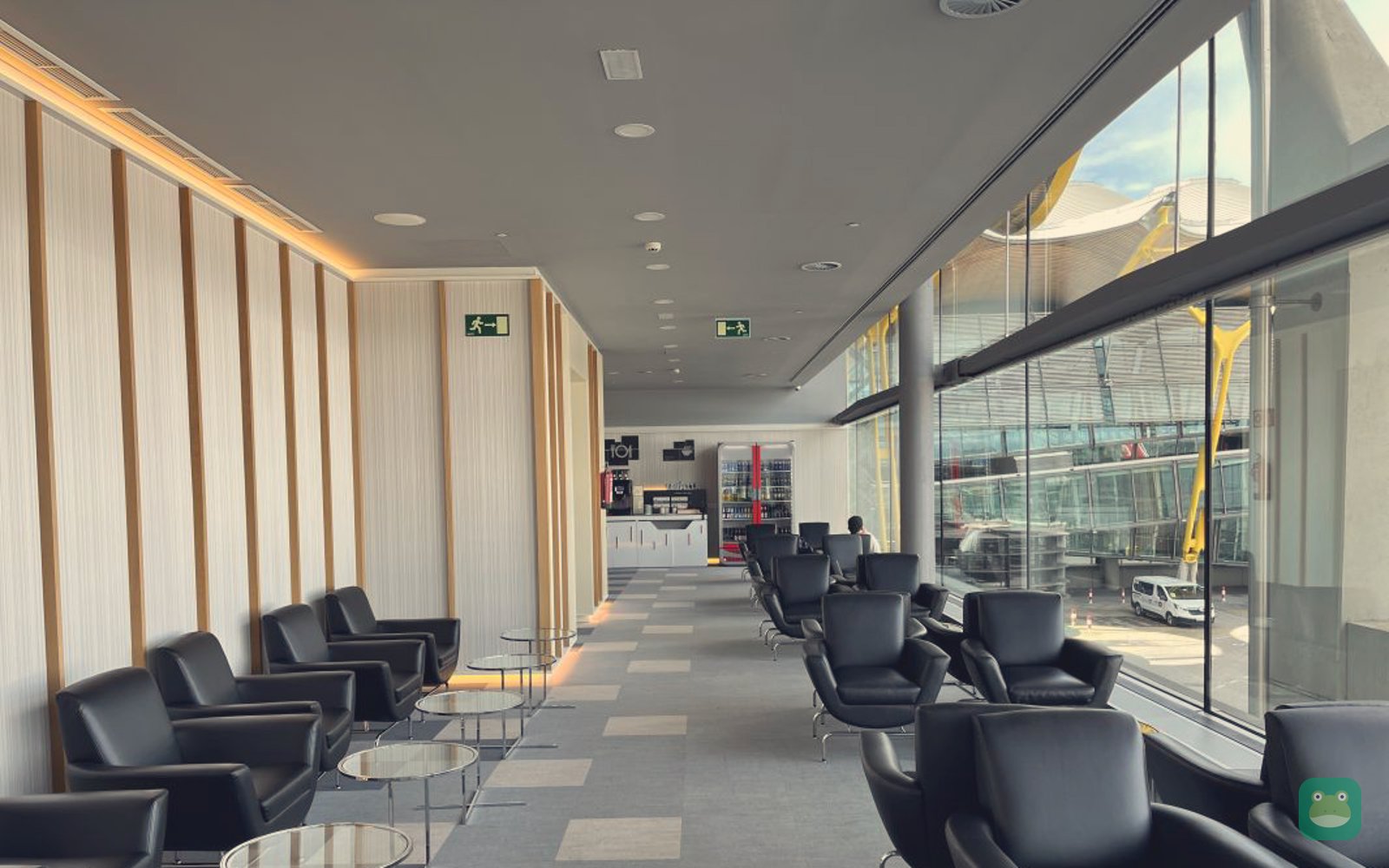 Window seating, Iberia Premium Lounge Velázquez, MAD Terminal 4S