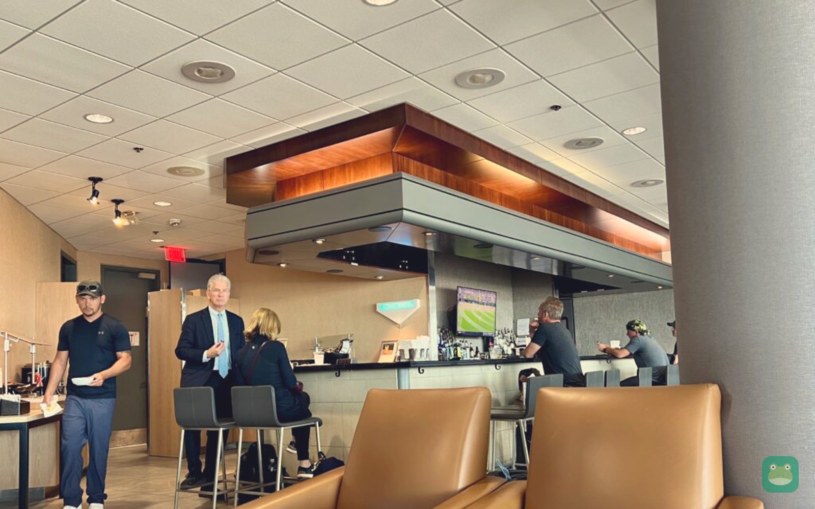 American Airlines Admirals Club (C15), BNA Concourse C — bar