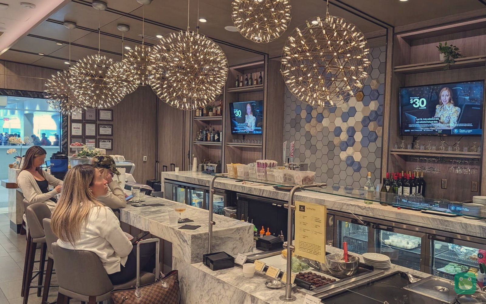 Plaza Premium Lounge, DFW Terminal E — bar area