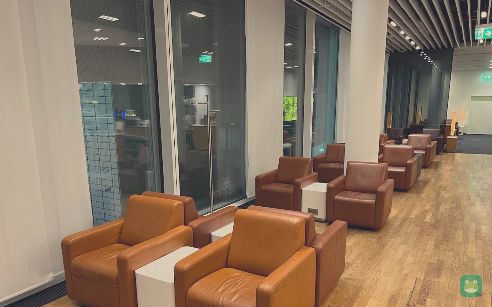 Lufthansa Senator Lounge, MUC T2 Satellite — lounge chairs by the windows