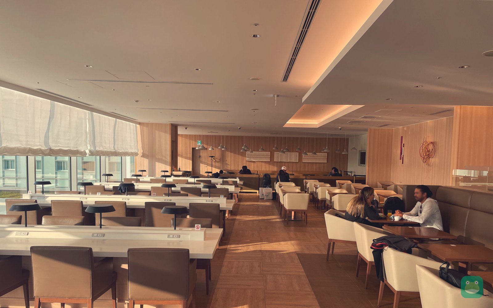 JAL Sakura Lounge Skyview, HND Terminal 3 — dining area