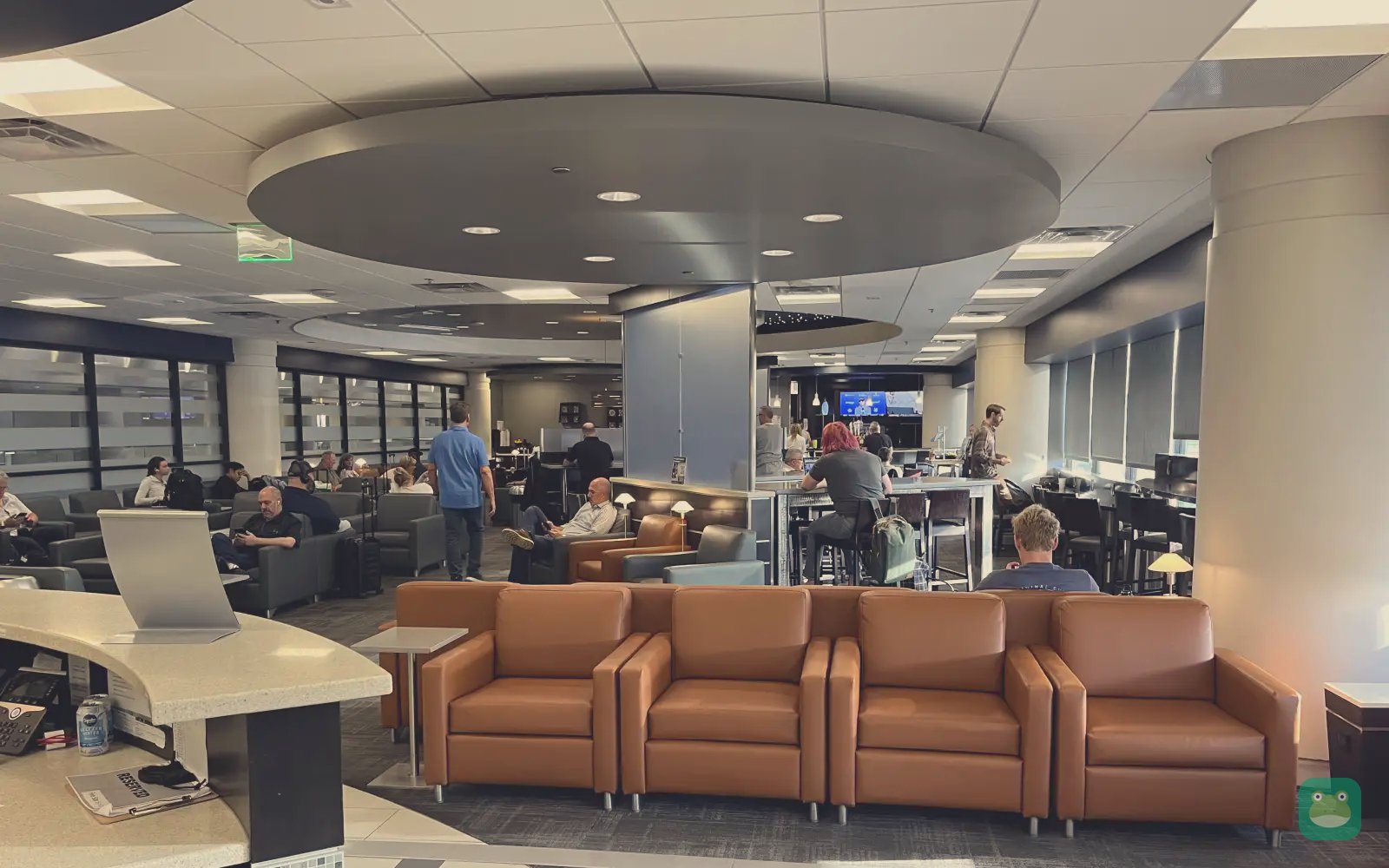 American Airlines Admirals Club (B), PHX Terminal 4 — seating around the bar
