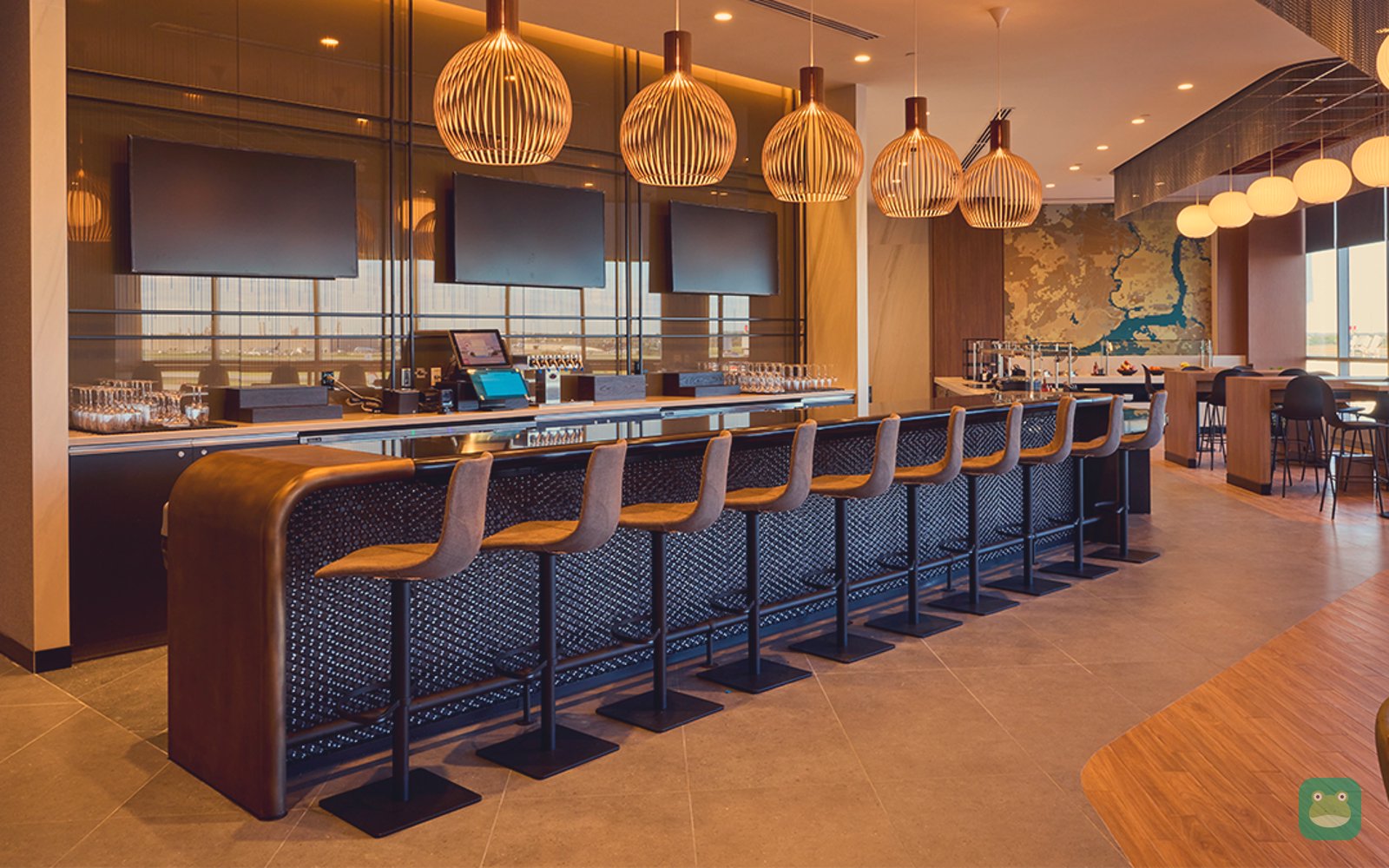 American Airlines Admirals Club (A-West), PHL Terminal A-West — bar
