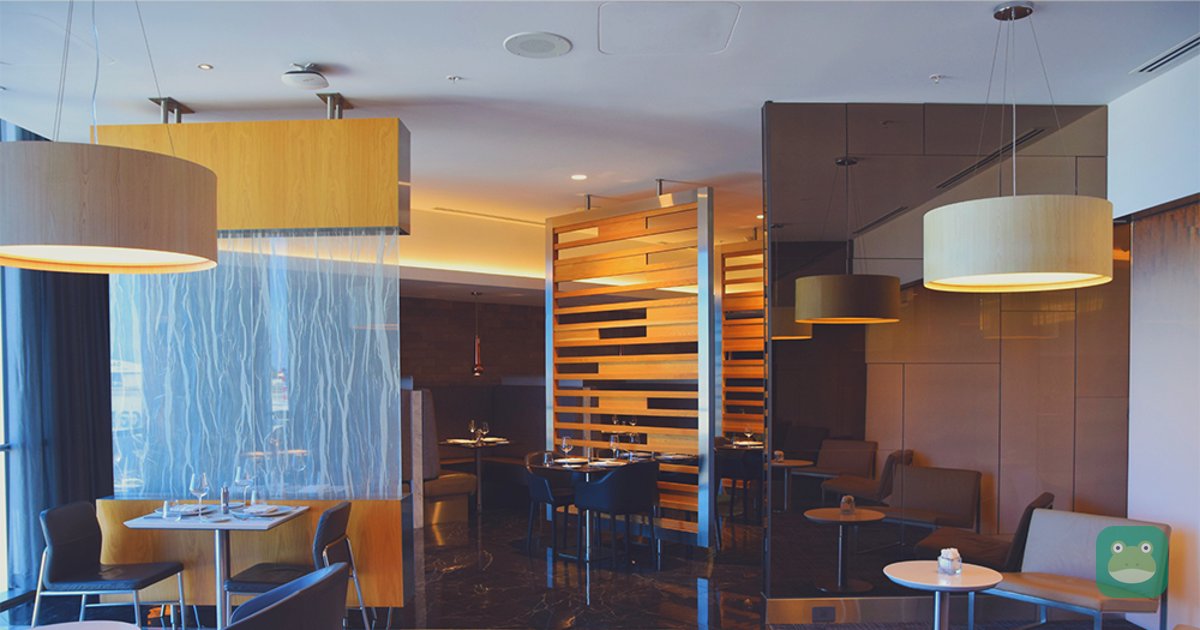 A la carte dining area in the Miami Flagship lounge