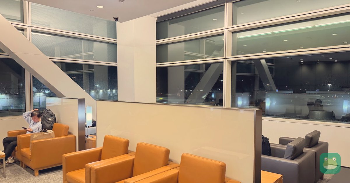 Cathay Pacific Lounge, SFO International Terminal A — right-wing seating with tarmac views