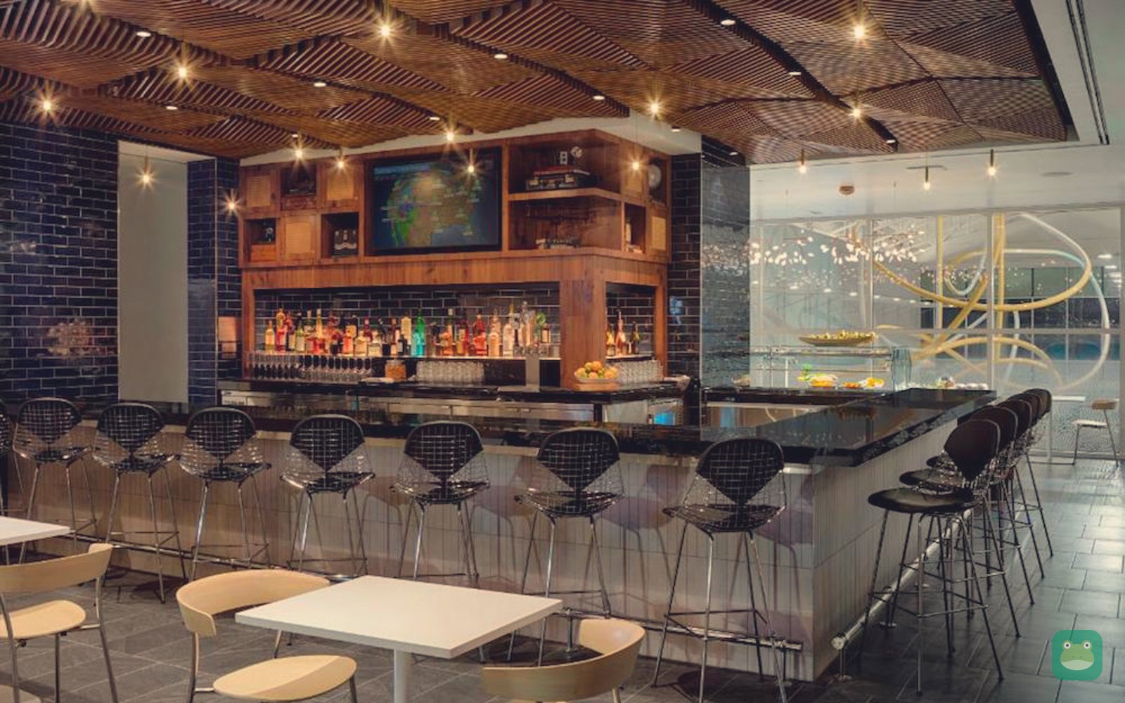 The Centurion Lounge, CLT D/E connector — bar