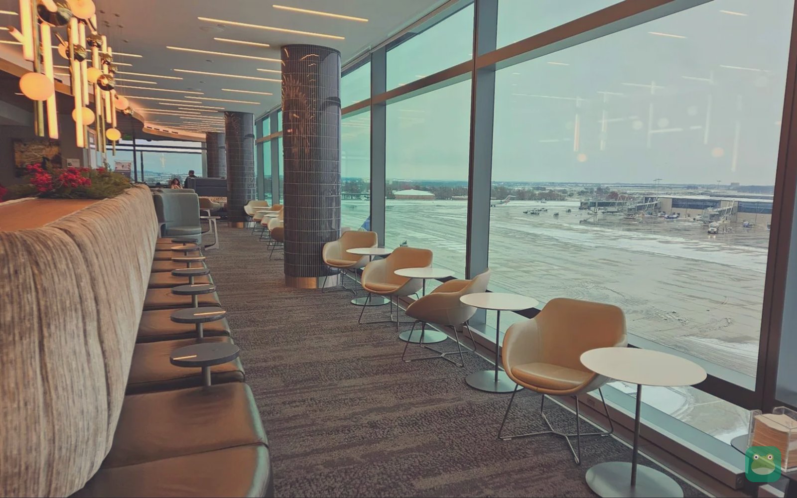 Delta Sky Club, MCI Concourse B — seating with apron view