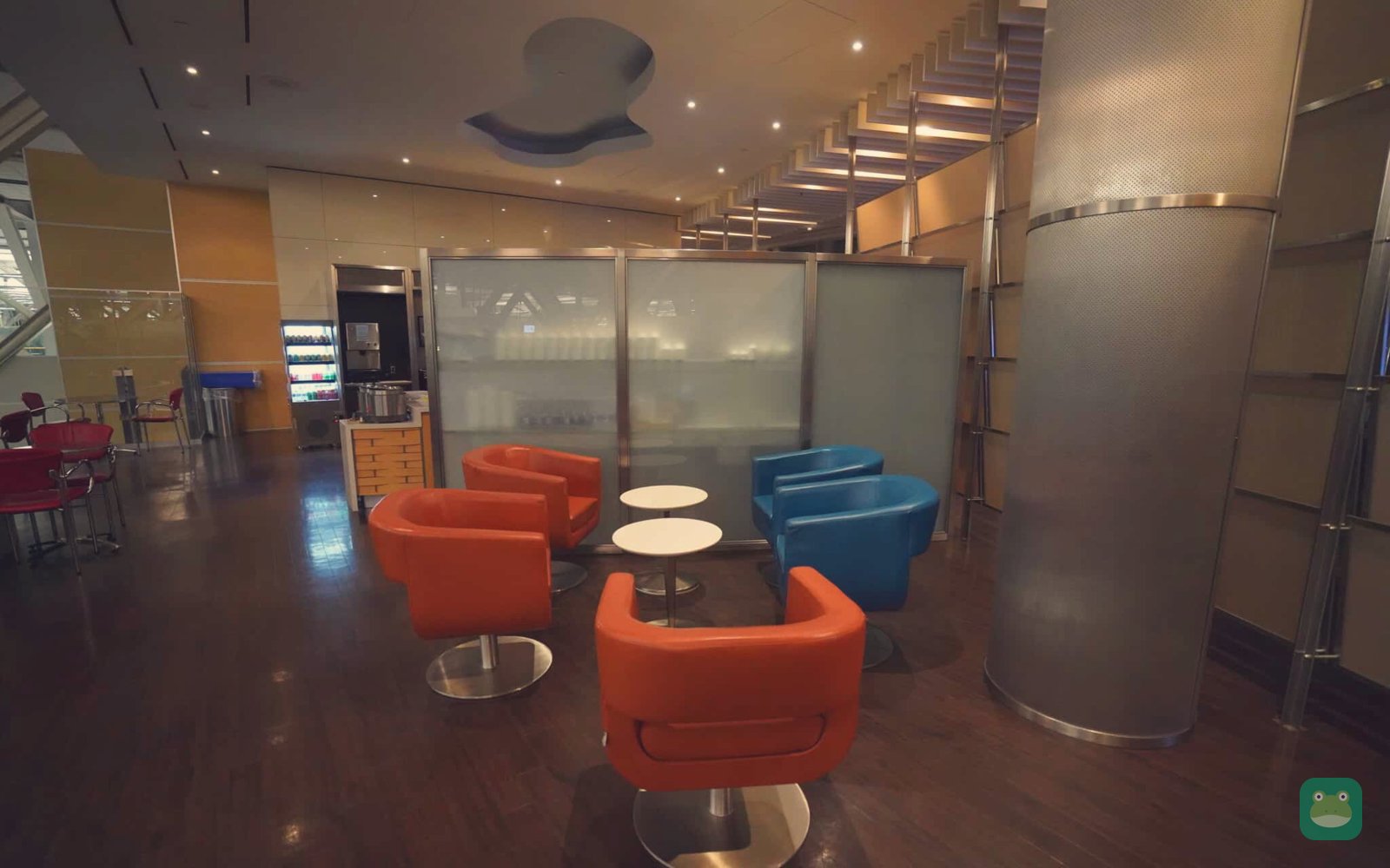 Air Canada Maple Leaf Lounge (Transborder), YVR US Transborder — seating by the windows