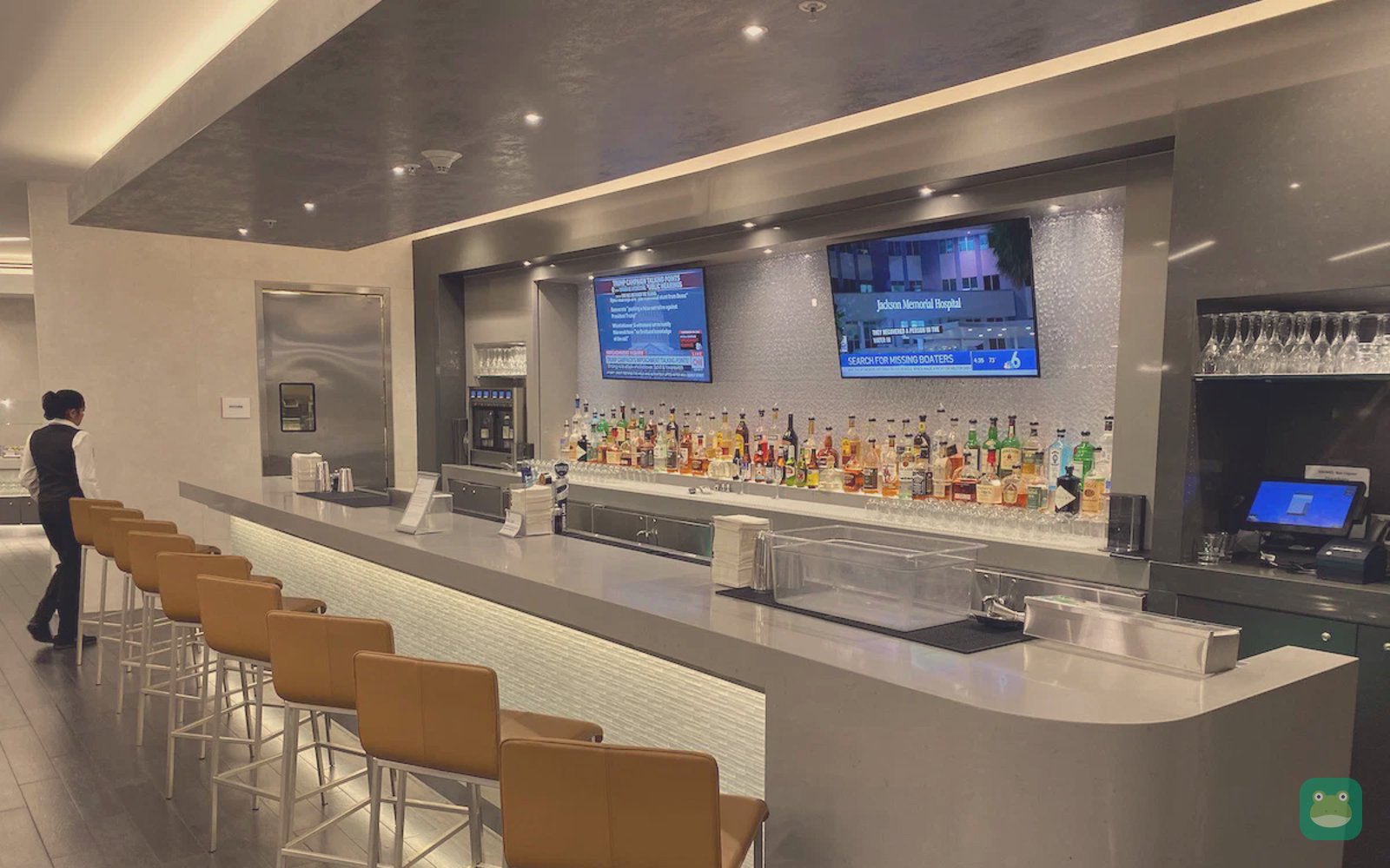 American Airlines Admirals Club (D30), MIA Concourse D — bar