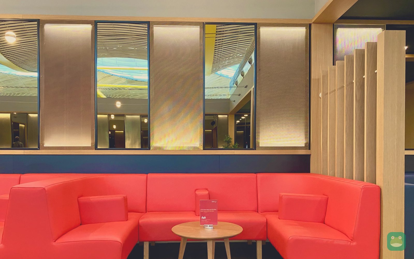 Booth seating, Iberia Premium Lounge Dalí, MAD Terminal 4