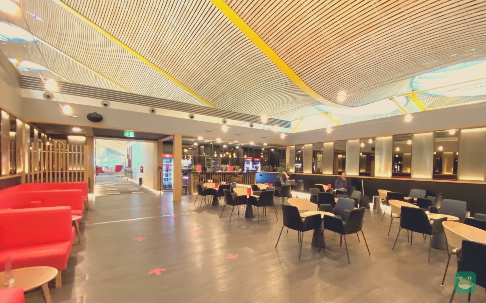 Bar-area seating, Iberia Premium Lounge Dalí, MAD Terminal 4