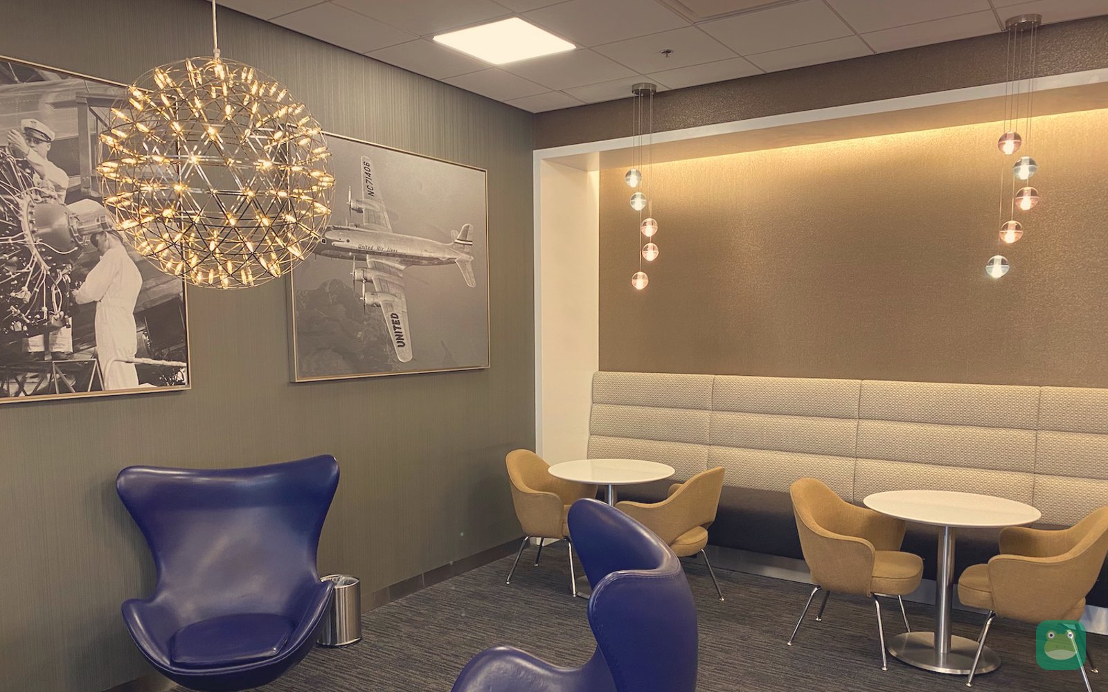 United Club, ATL Concourse T — dining tables
