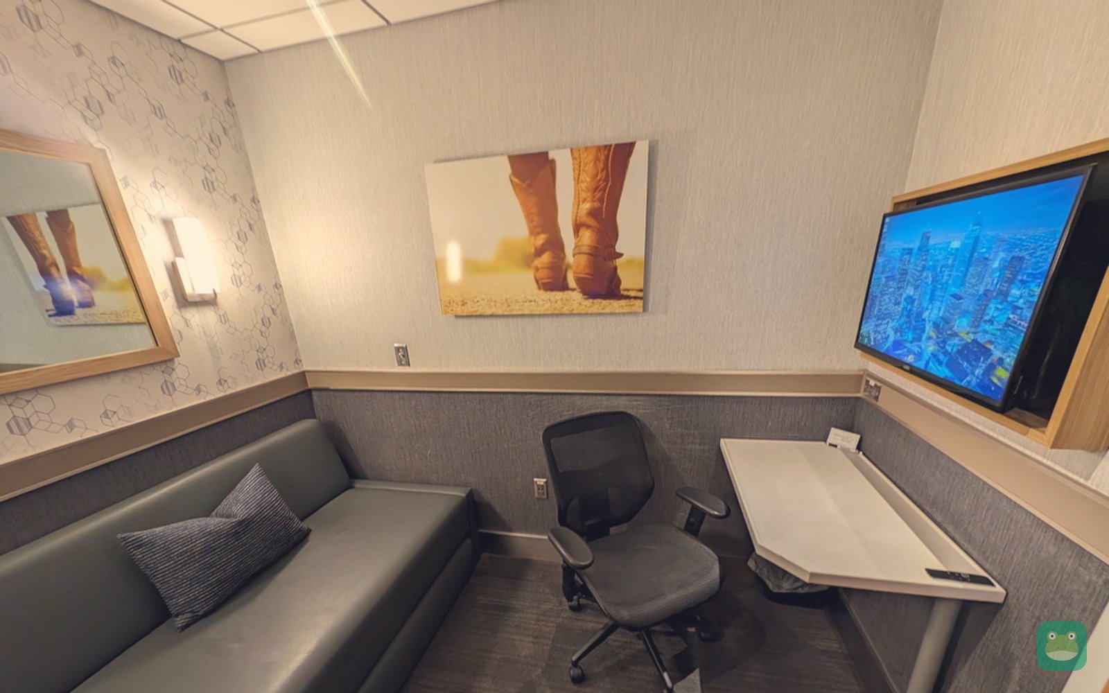 Minute Suites, BNA Concourse D — suite with sofa bed, desk and TV
