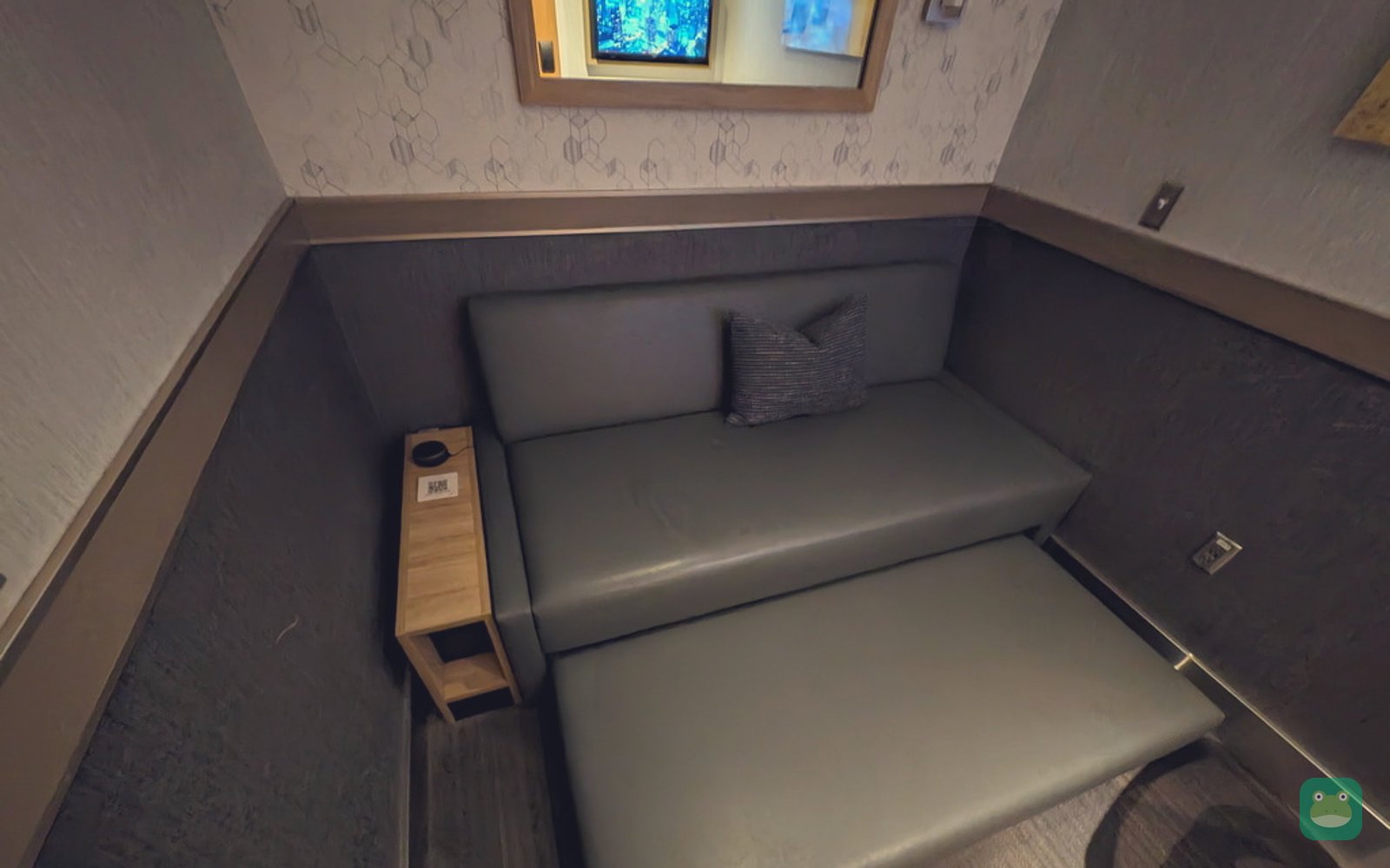 Minute Suites, BNA Concourse D — sofa bed