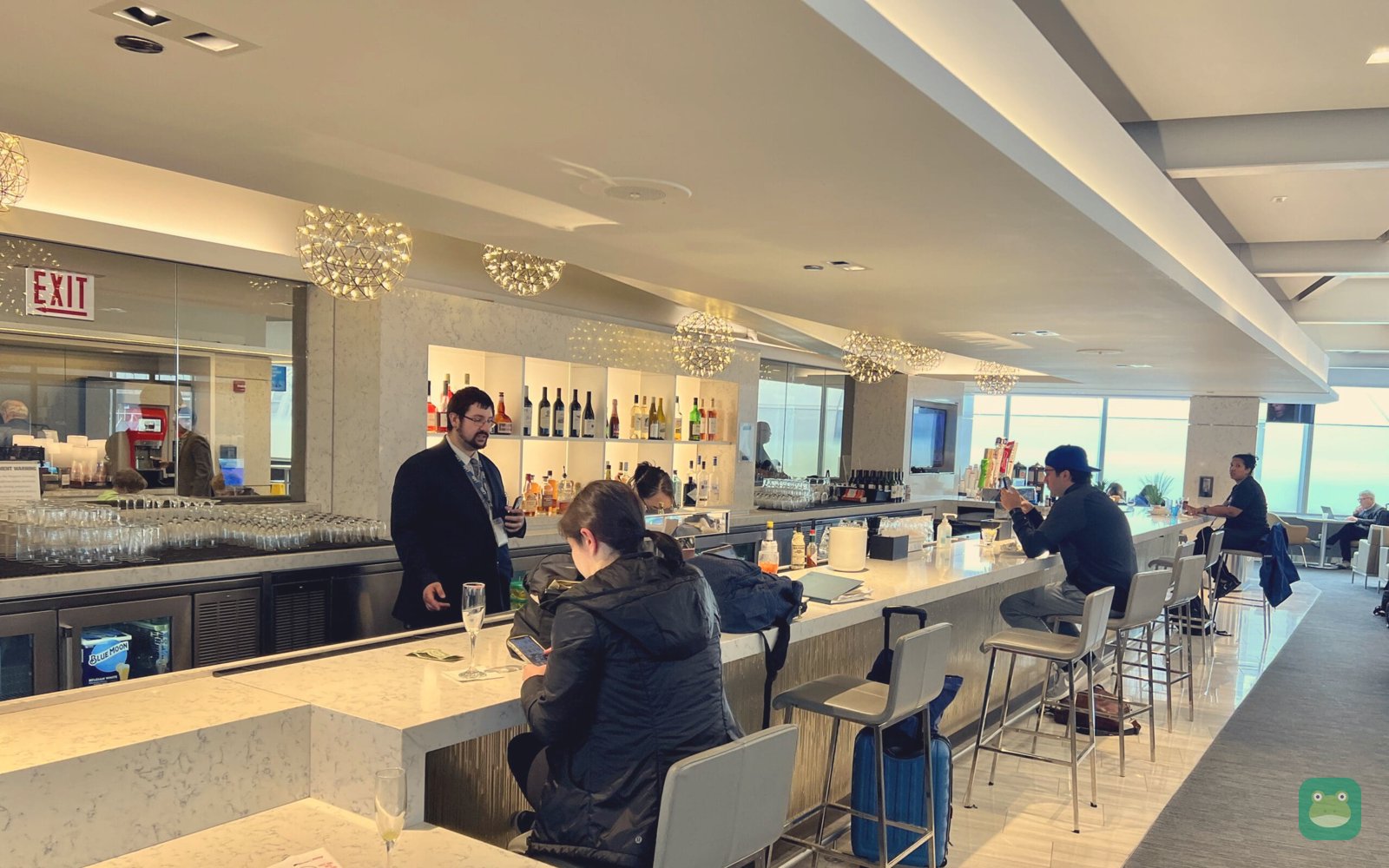 United Club, ORD Terminal 1 Gate B6 — bar