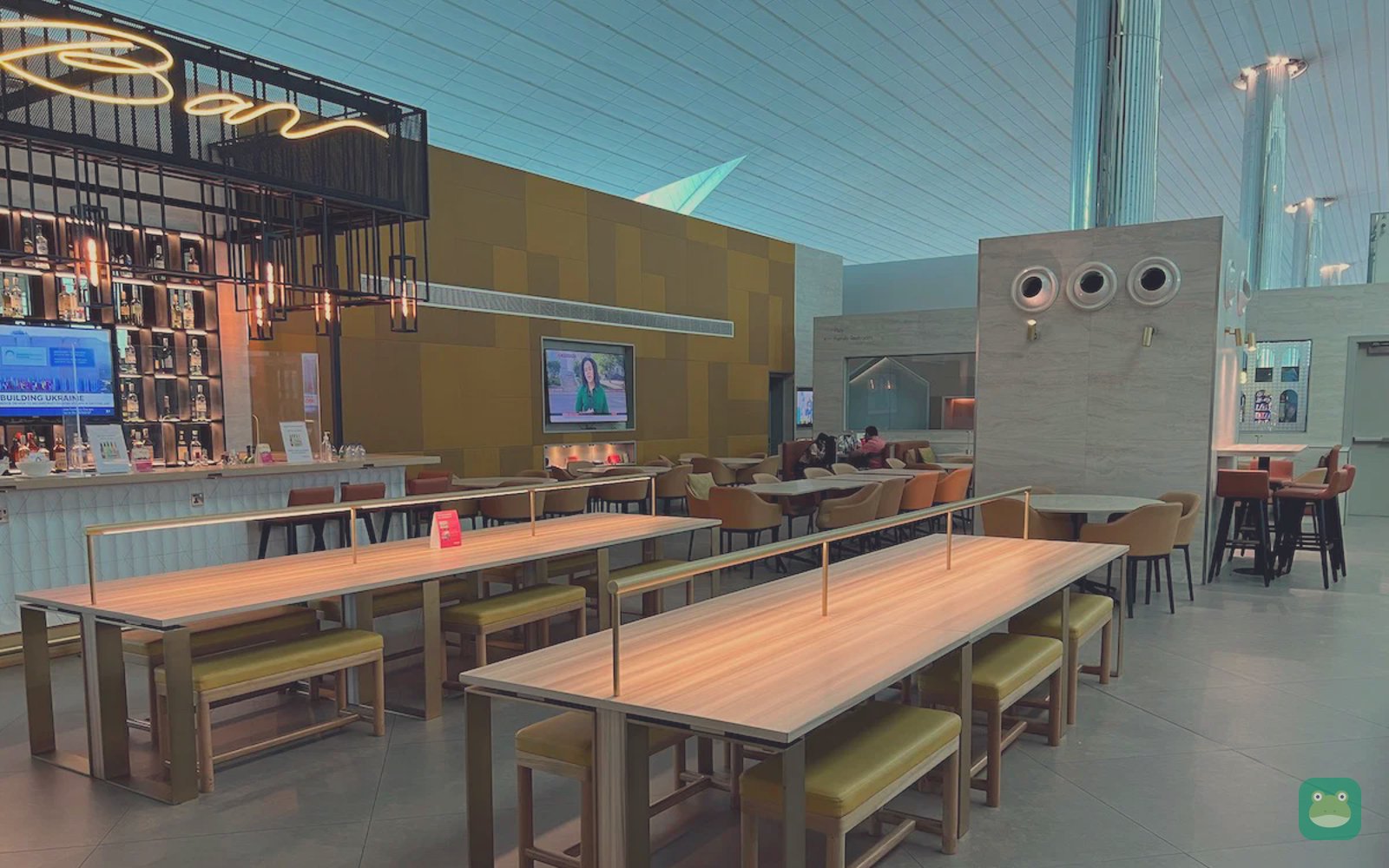 Marhaba Lounge, DXB Terminal 3 Concourse B — bar and dining area
