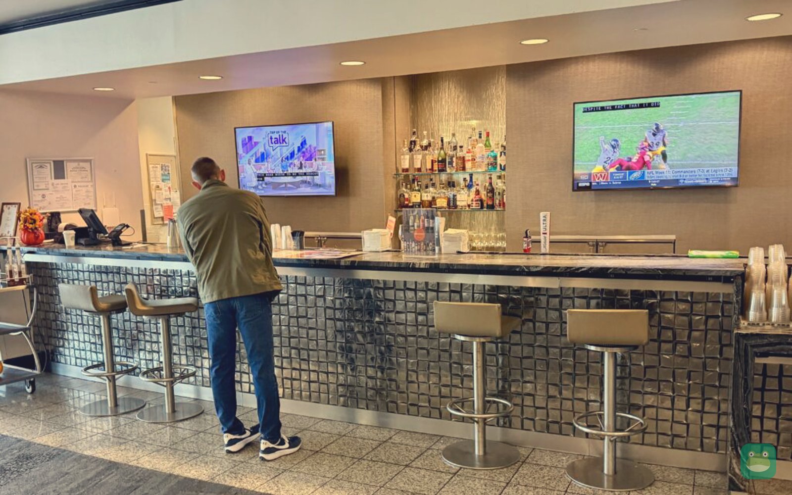Delta Sky Club (B14), CVG Concourse B — bar