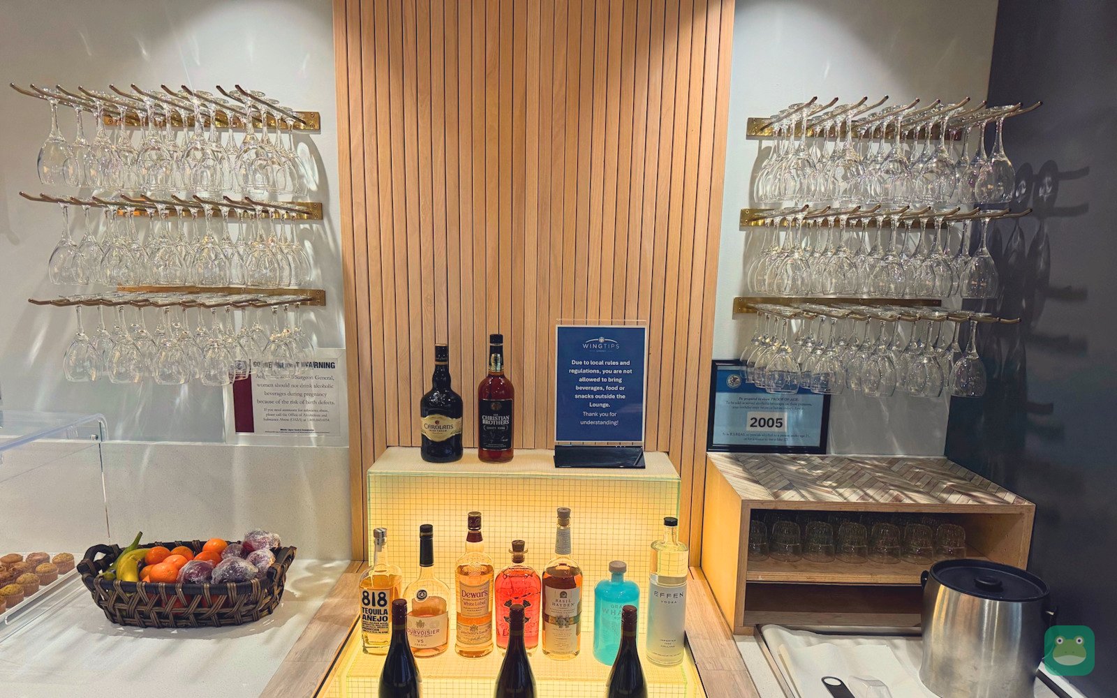 Wingtips Lounge, ORD Terminal 5 — lounge interior